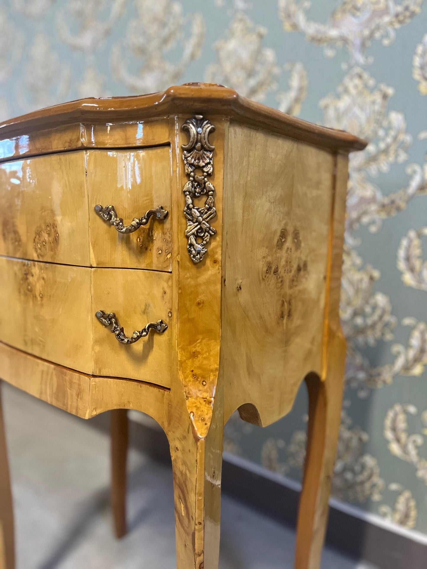 Night Stand Nostalgic Antique Style Kommode Retro Baroque Style in Yellow Small Chest Of Drawer Niche Beautiful Style Bedside Home Decor