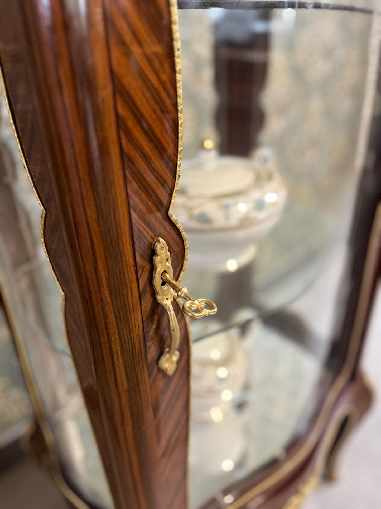 Display Cabinet Nostalgic French Louis Style Glass & Wooden Brown Showcase Retro Baroque Handmade Style for Home Decor