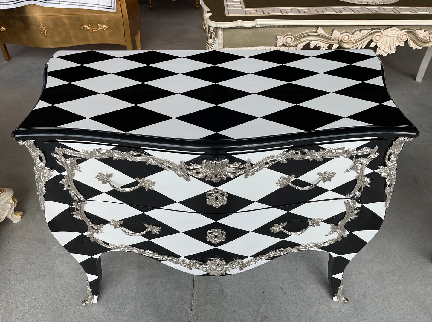 Chest of Drawer Louis XV Style Dresser in Black Diamond Print Chest of Drawer Retro Baroque Style with Brass Ornaments for Bedroom Decor