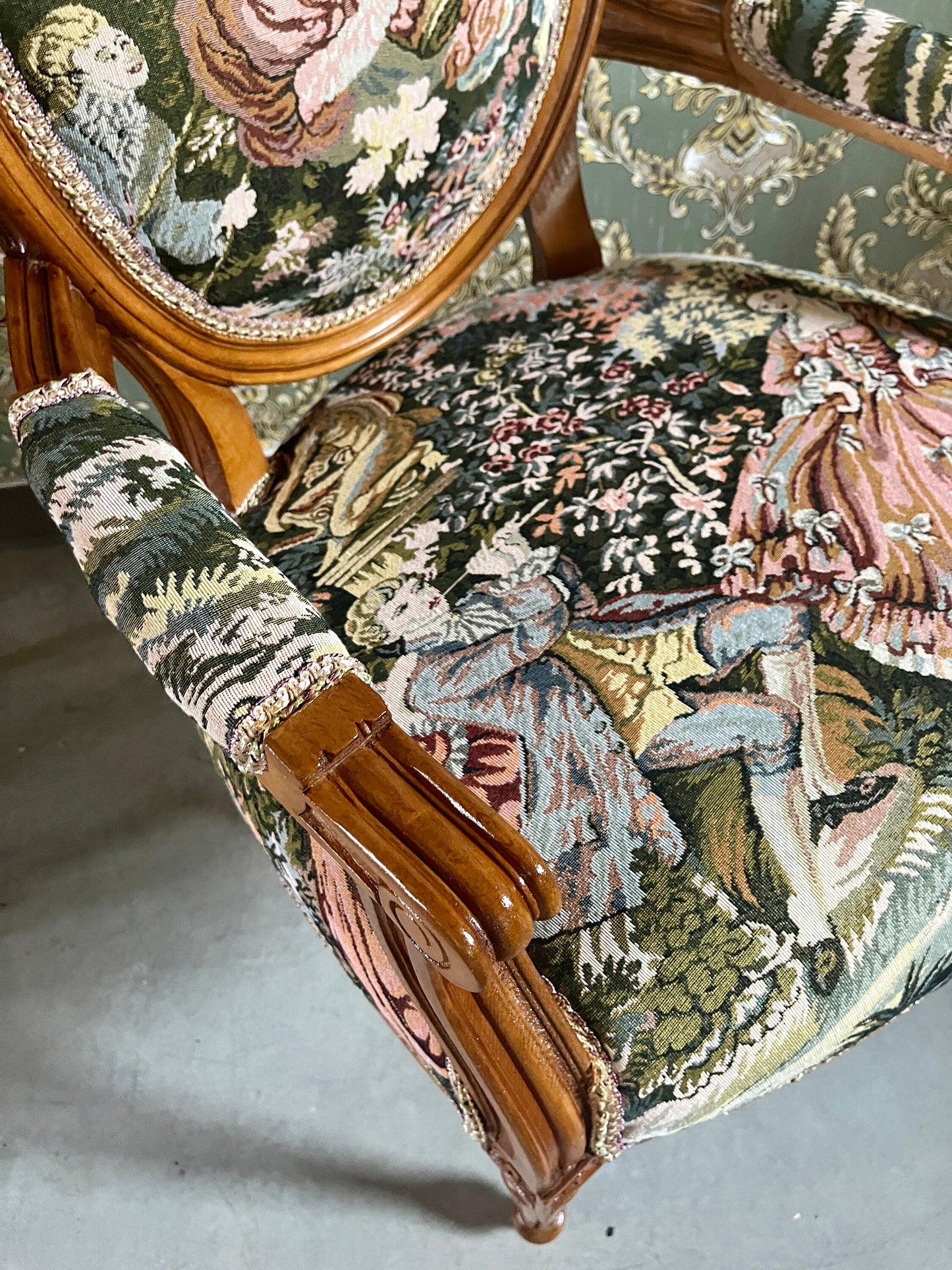 Armchair Classic Baroque Style Wooden Chair in Tapestry Fabric Juliet Love Story Pattern for Lounge Room Decor