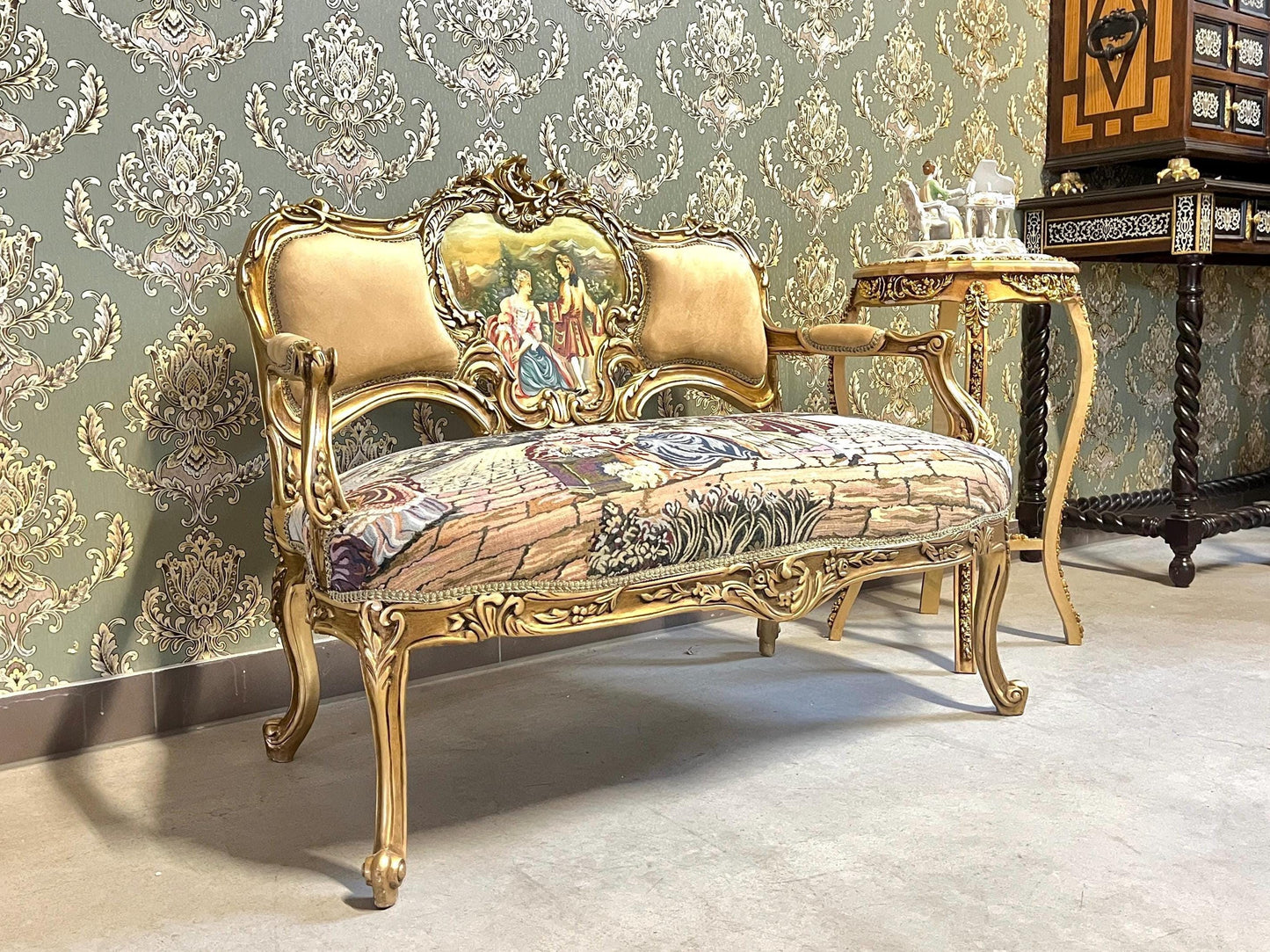 Love Seat Royal Style 2-Seater Sofa in Camel Velvet Palace Scenery Motif Nostalgic Baroque Style Handmade Bench for Lounge Room Home Decor