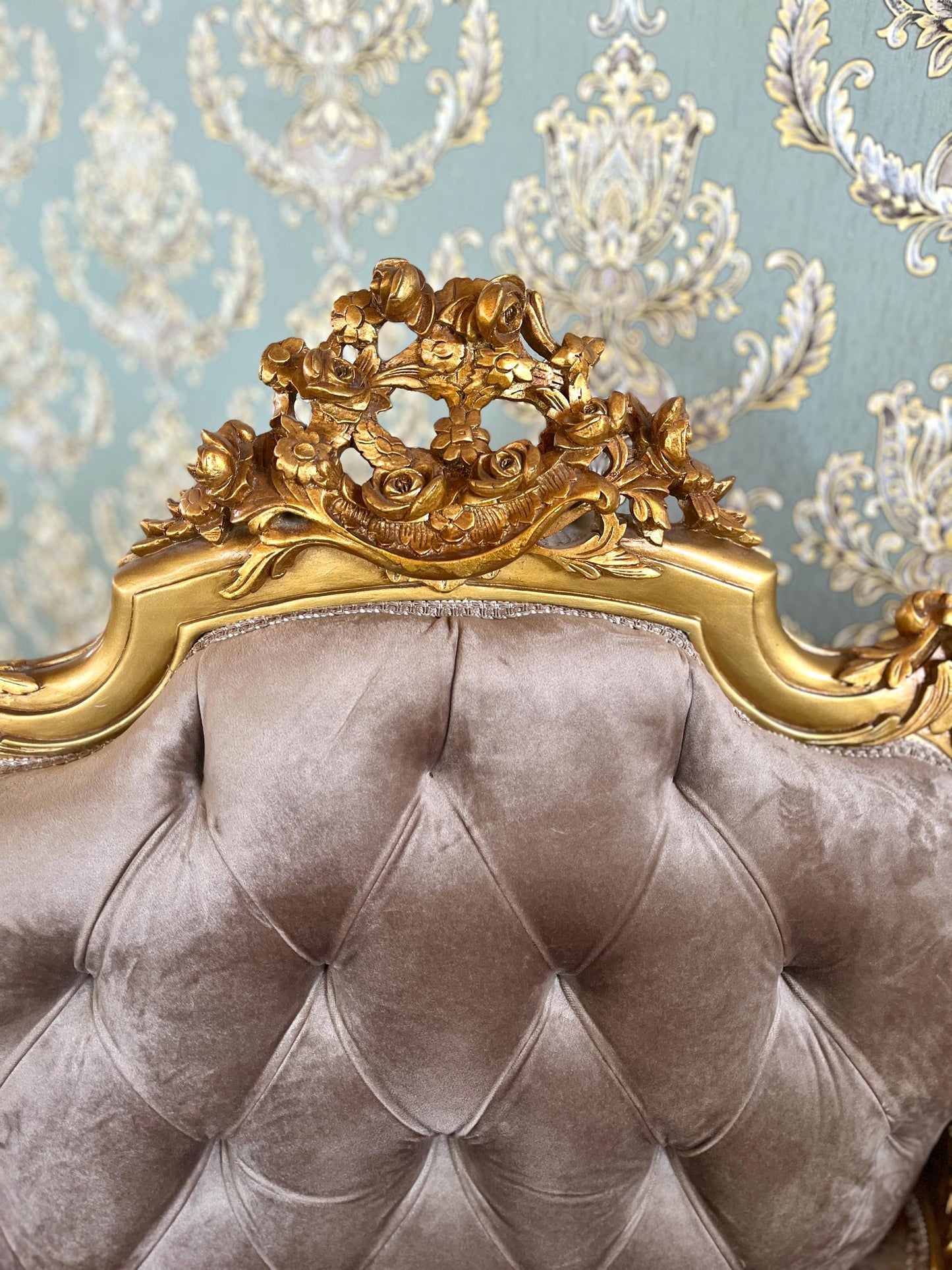 Armchair Table Set Deluxe Antique Style in Gold Finish Royal Style Chairs and Table Baroque Rococo Style Chair Set for Hotel Lobby Decor