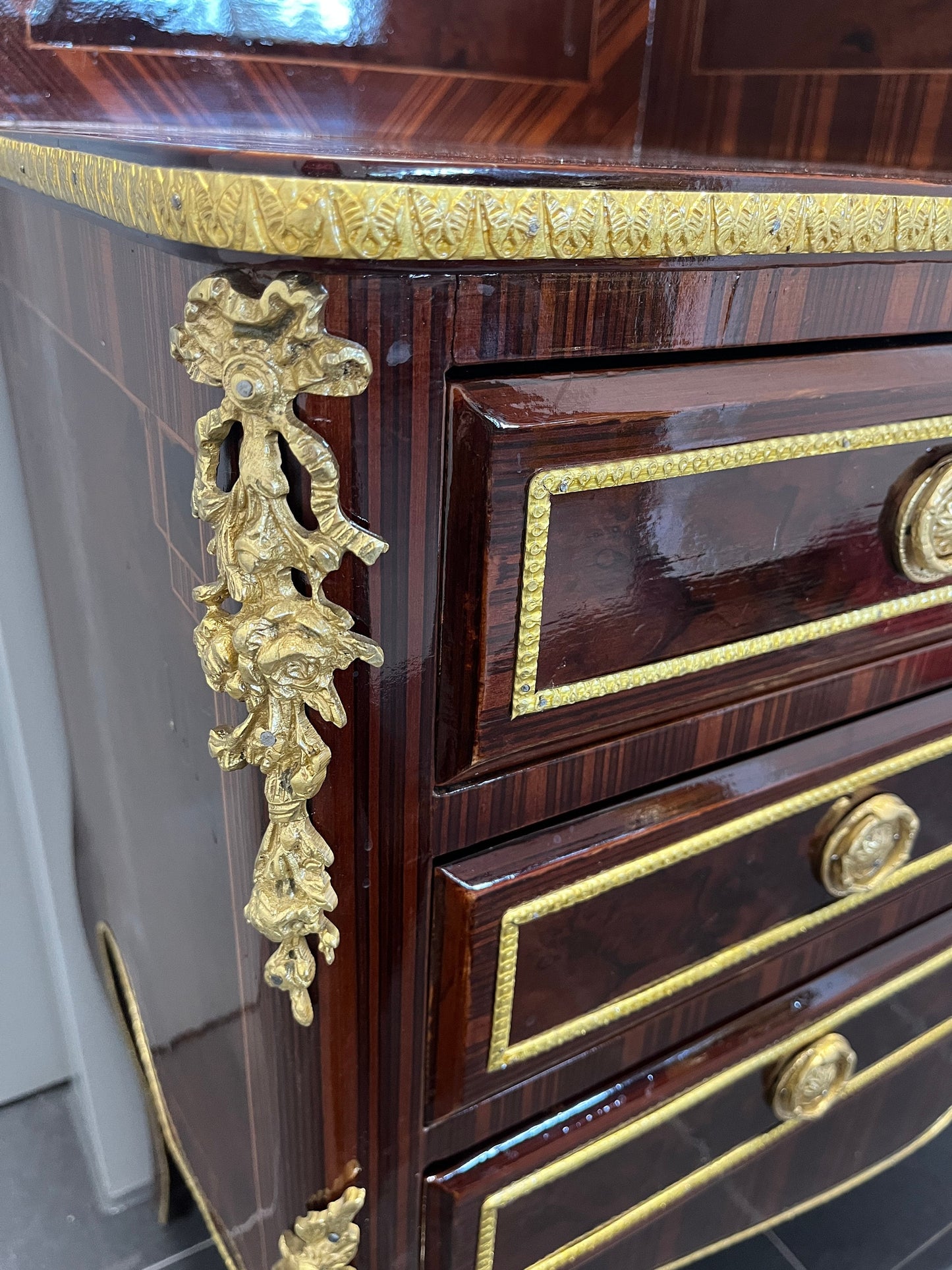 Display Cabinet French Louis Showcase for Dining Room Decor Glossy Brown Retro Baroque Cabinet with Brass Ornaments for New Home Decor