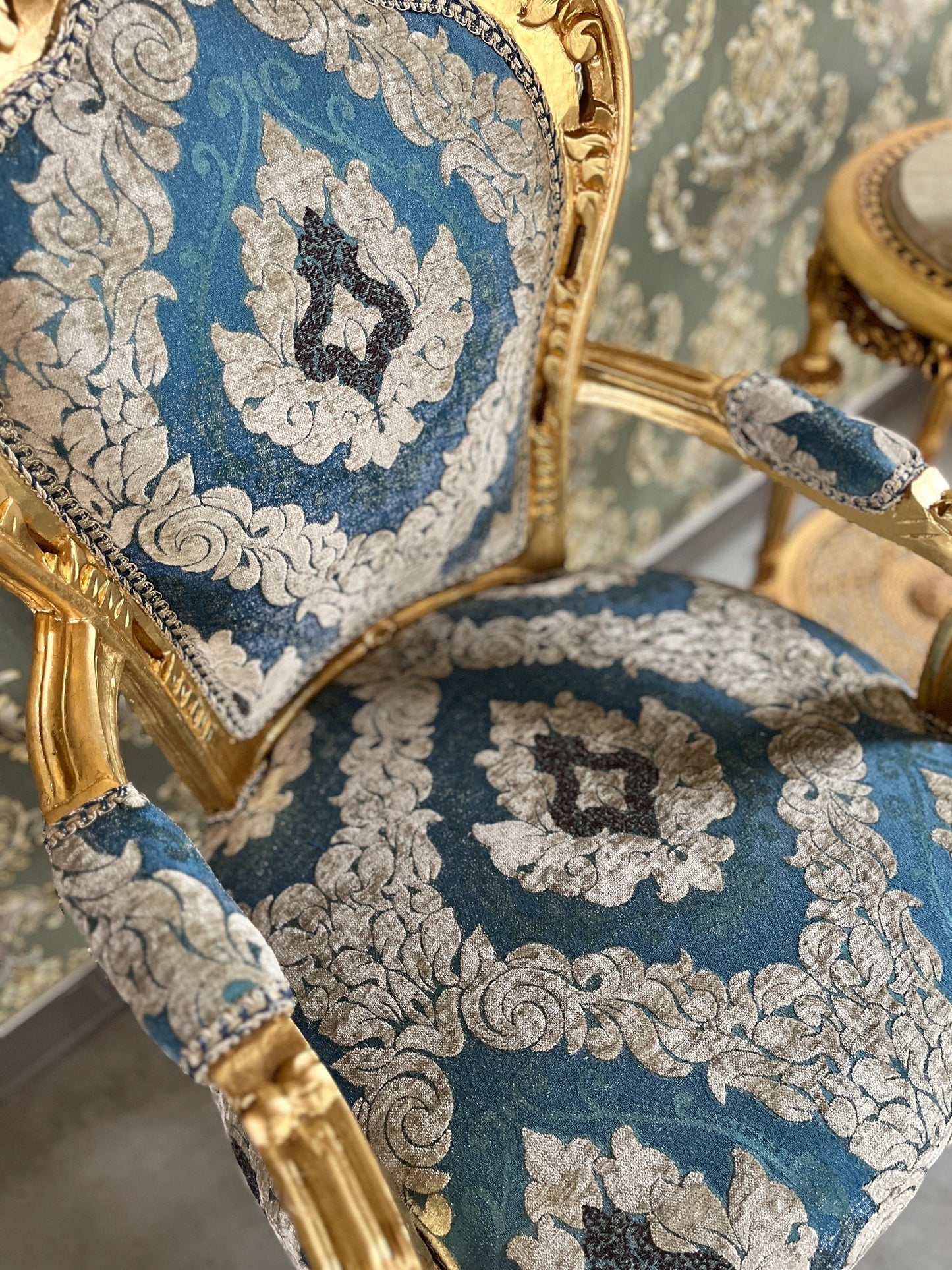Accent Armchair Louis XV Style Velvet Chair Retro Baroque Rococo Style Armchair in Green Velvet Pattern for Home Decor for Store Display