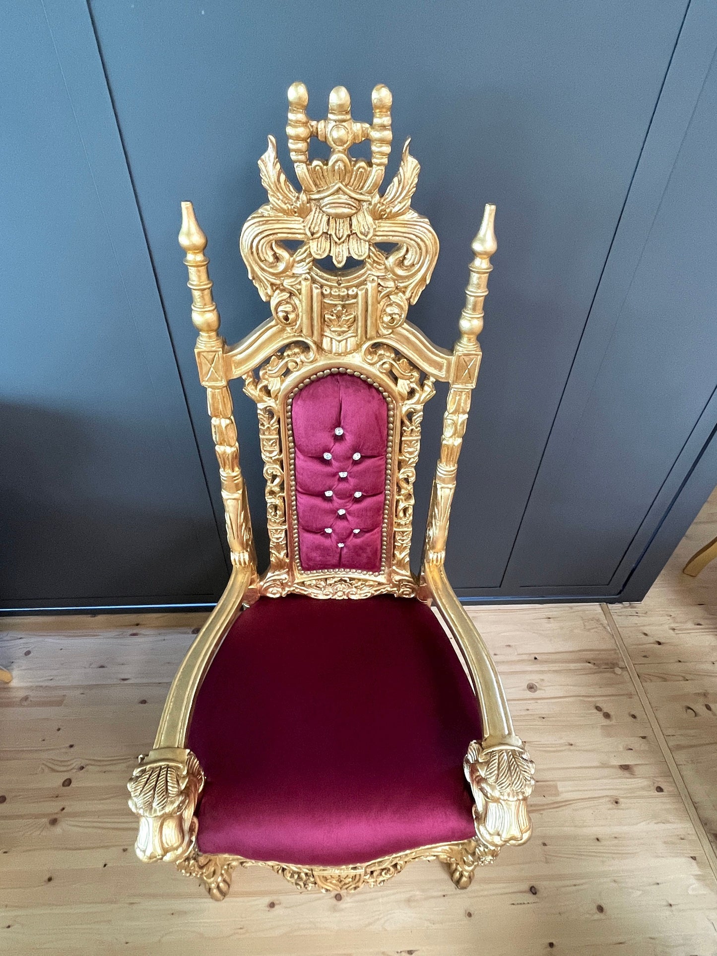 Italienischer barocker Rokoko-Löwenthron Lion Throne Italian Baroque Rococo Style Red Velvet in Gold Finish Huge Armchair for Bar