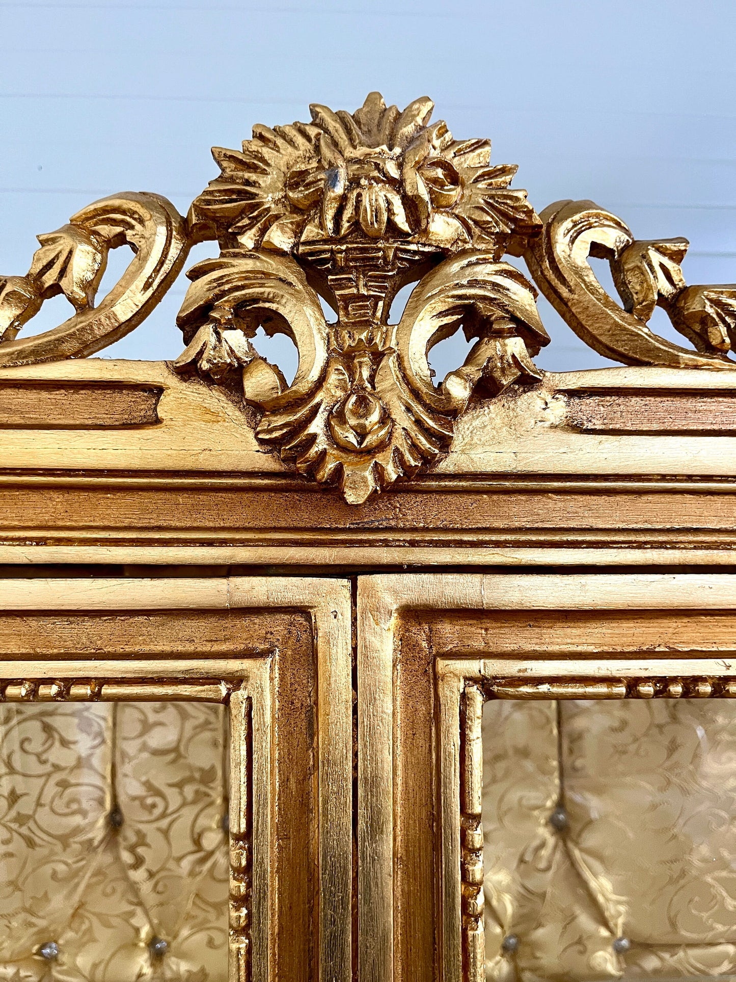Display Cabinet Glass & Wood French Louis Style Showcase Antique Style Reproduction in Gold Finish Retro Baroque Style Display Cabinet