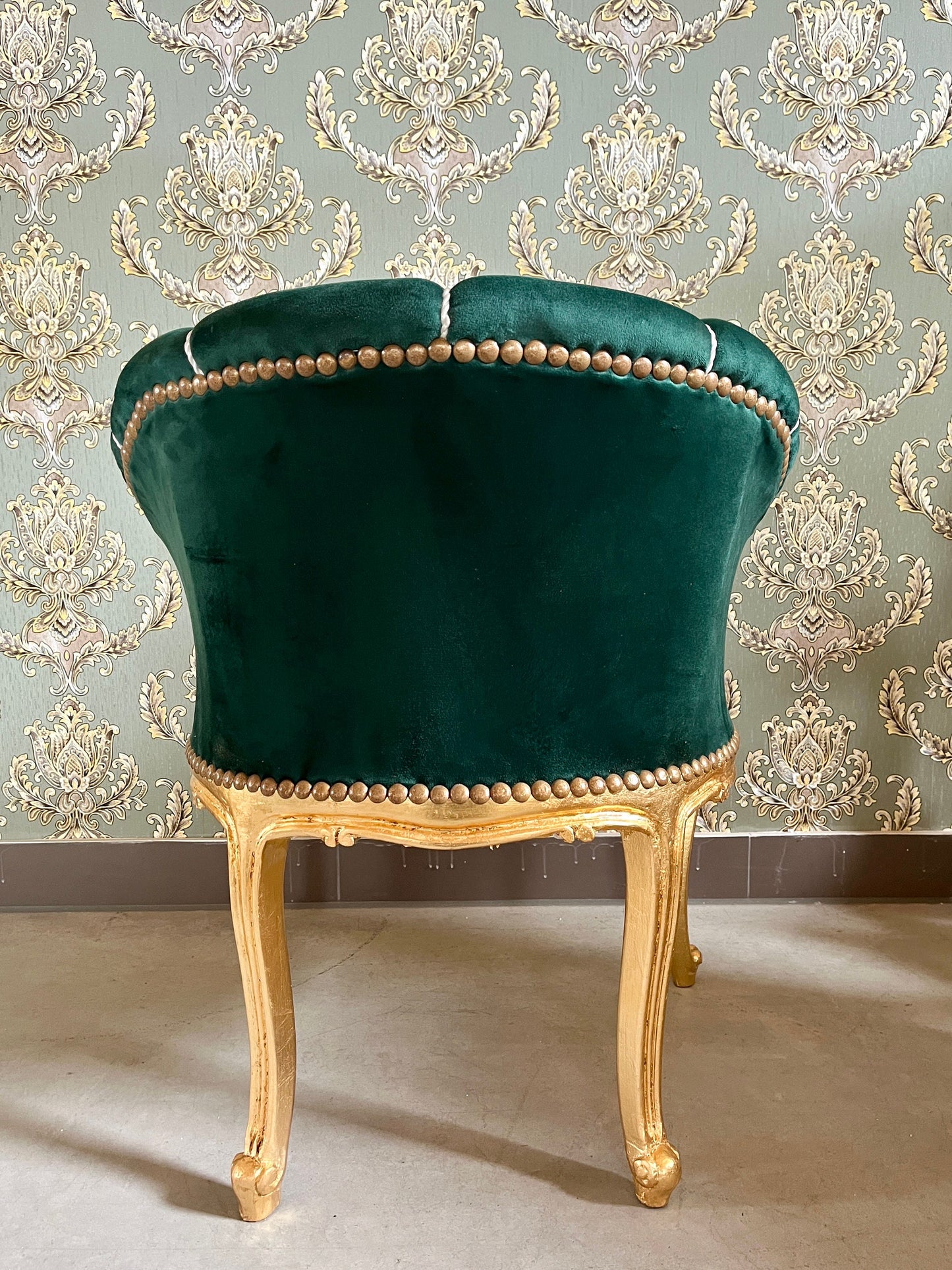 Cocktail Chair French Baroque Style Green Chair Bar Chair Retro Tufted Velvet Home Decor Armchair in Pink color
