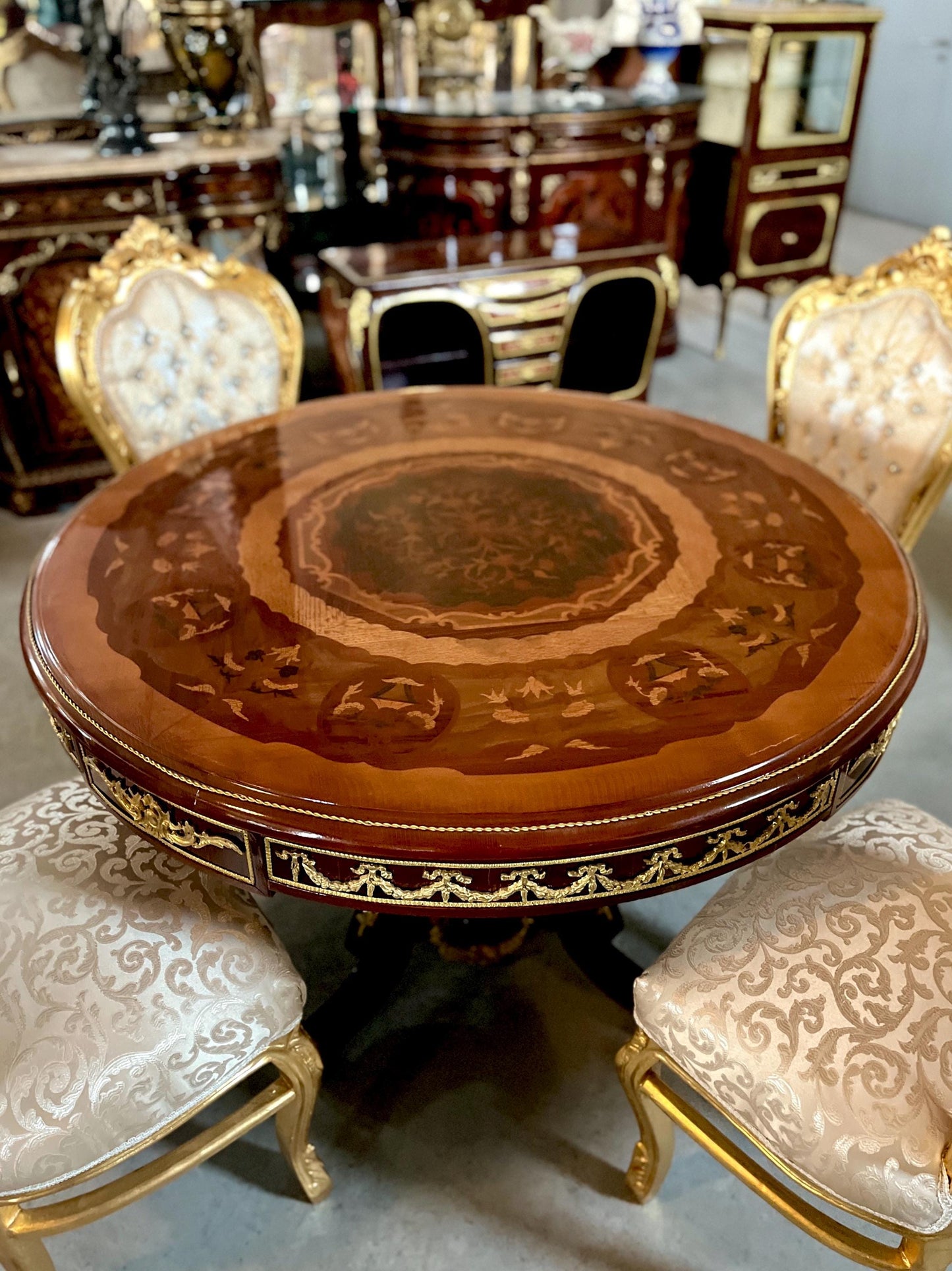 Round Dining Table Retro Baroque Style Wooden Brown Table Antique Italian Style Wooden Round Table for Home Decor