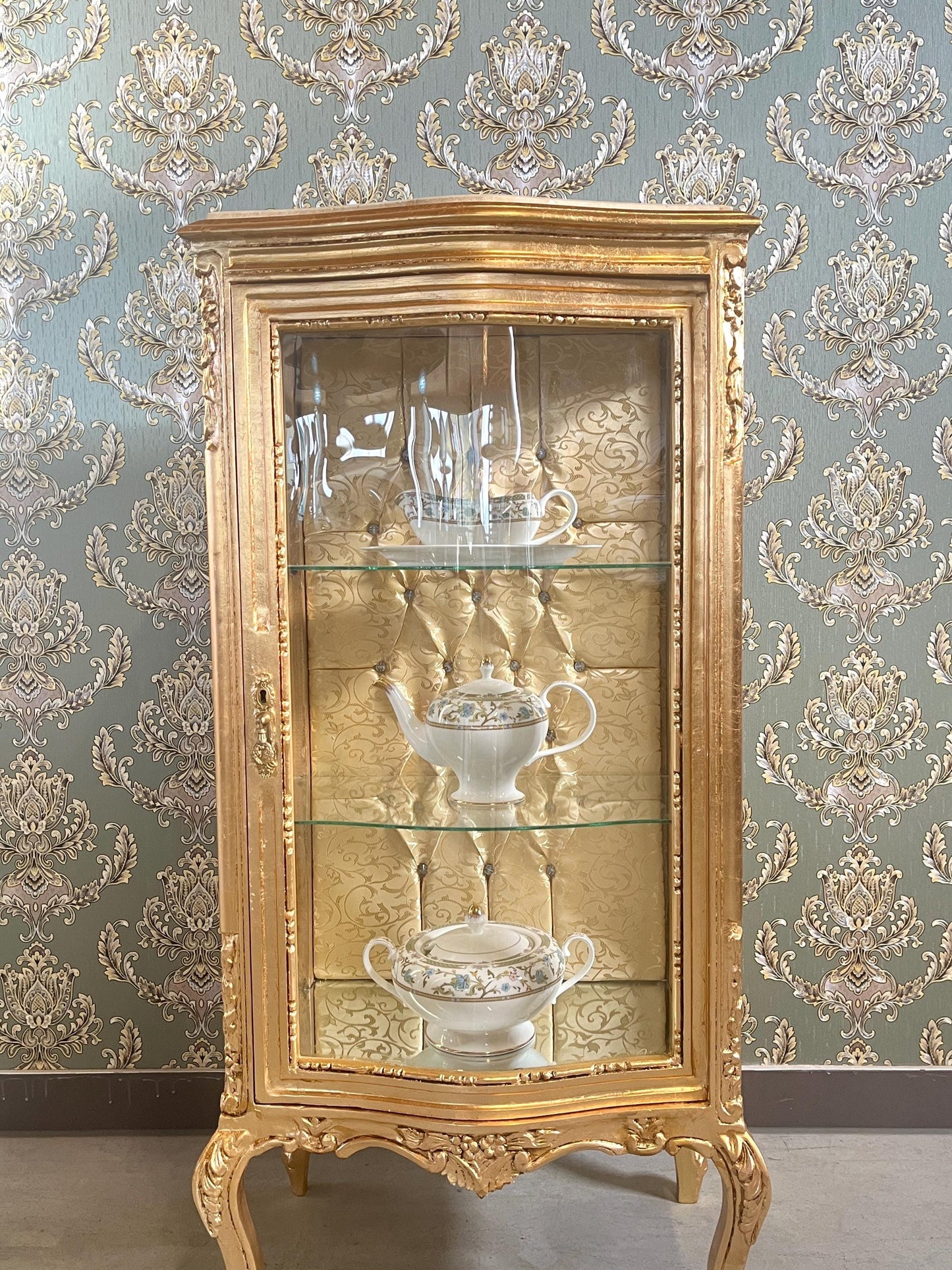 Display Cabinet French Louis Style in Gold Finish Glass Wooden Showcase Retro Baroque Style in Sliver Finish Home Decoration for Living Room