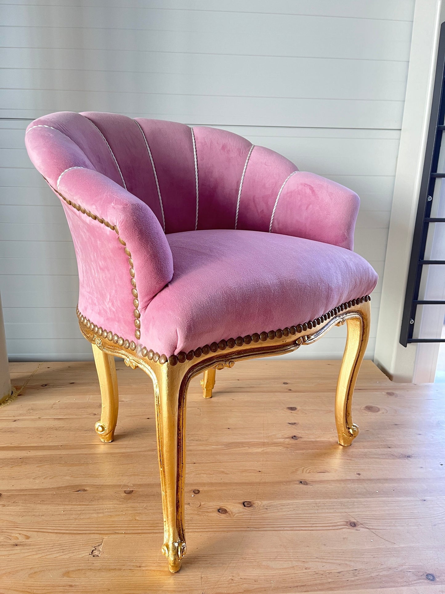 Cocktail Chair French Baroque Style Green Chair Bar Chair Retro Tufted Velvet Home Decor Armchair in Pink color