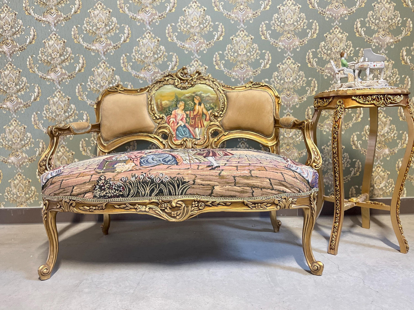 Love Seat Royal Style 2-Seater Sofa in Camel Velvet Palace Scenery Motif Nostalgic Baroque Style Handmade Bench for Lounge Room Home Decor
