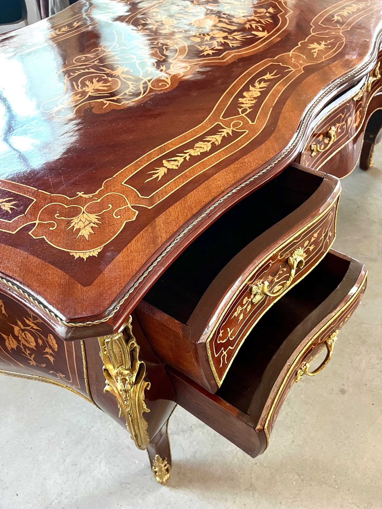 Limitierter handgefertigter Schreibtisch im Barockstil/ Limited Deluxe Desk in French Baroque Style Wooden Desk Nostalgic Antique Look Brown