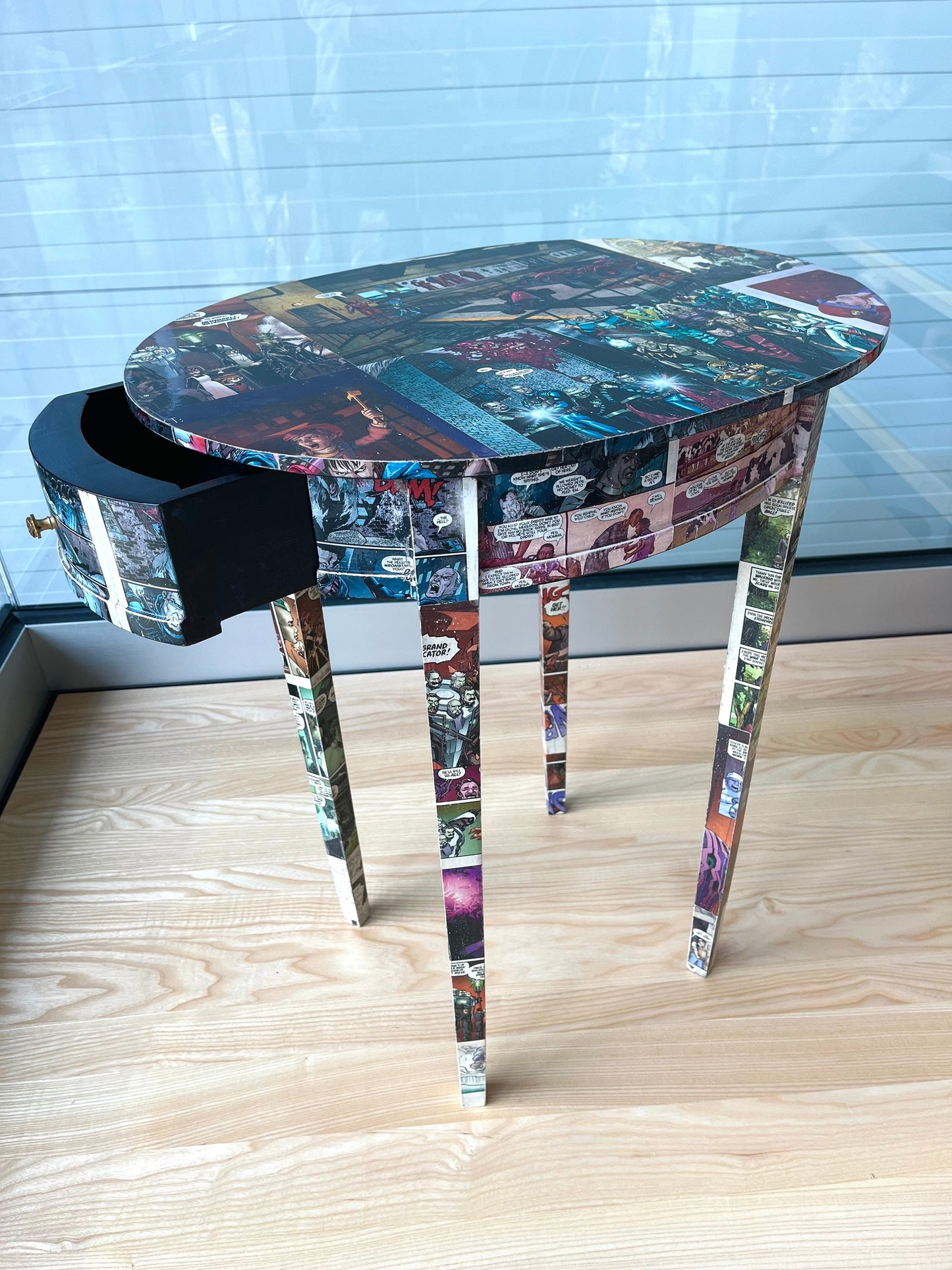 Ovaler Beistelltisch Tee-Café-Tisch mit Cartoon Print / Oval Side Table in Cartoon POP-UP