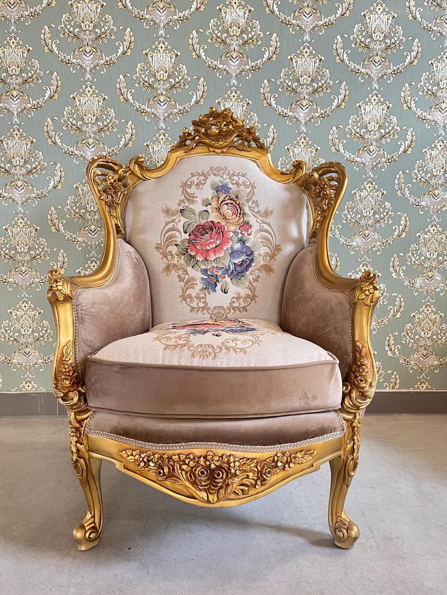 Sofa Set Royal Baroque Style Brown Velvet Counch Set with Marble Top Caffè Table Antique Style Sofa Set for Home Decor or Hotel Lobby Lounge