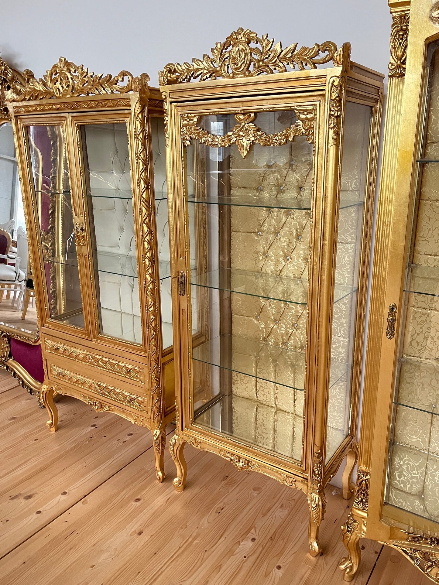 Display Cabinet French Louis XV Style Showcase Antique Style Reproduction in Gold Finish Retro Baroque Style Display Cabinet