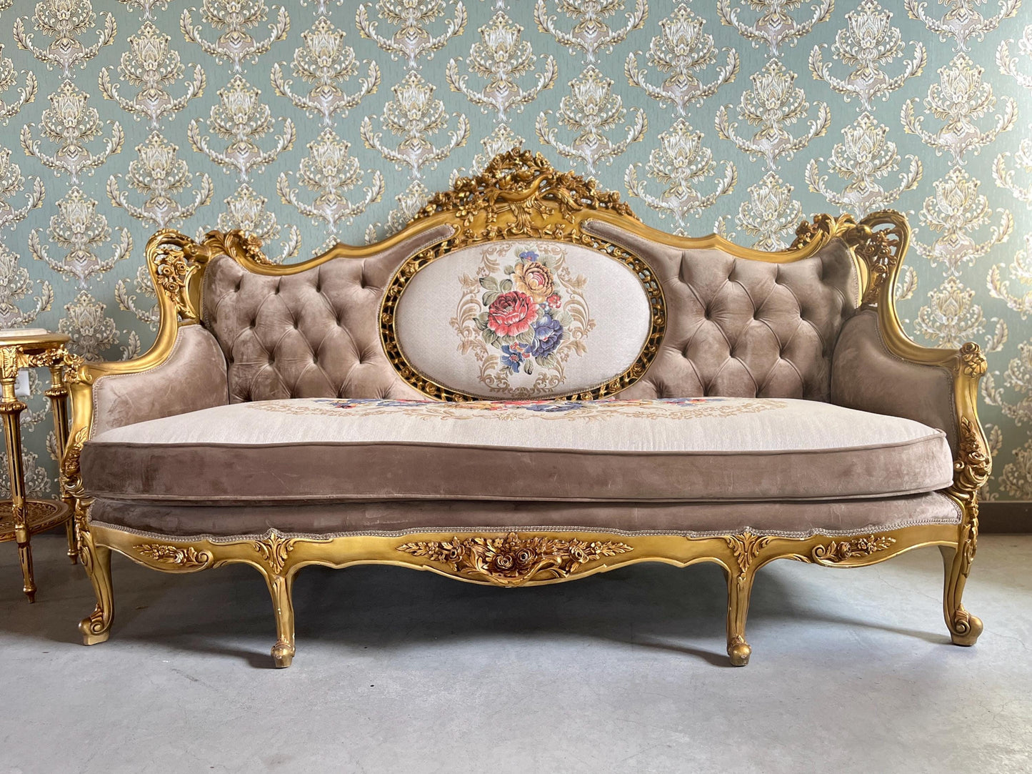 Sofa Set Royal Baroque Style Brown Velvet Counch Set with Marble Top Caffè Table Antique Style Sofa Set for Home Decor or Hotel Lobby Lounge