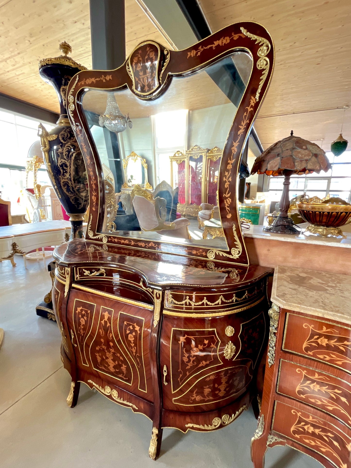 Mirror Cabinet Console in Nostalgic Antique Style Wooden Cabinet Console in Retro Baroque Style Cured Shape