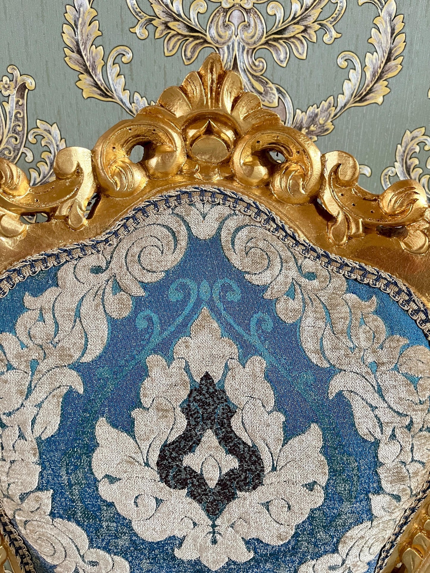 Accent Armchair Louis XV Style Velvet Chair Retro Baroque Rococo Style Armchair in Green Velvet Pattern for Home Decor for Store Display