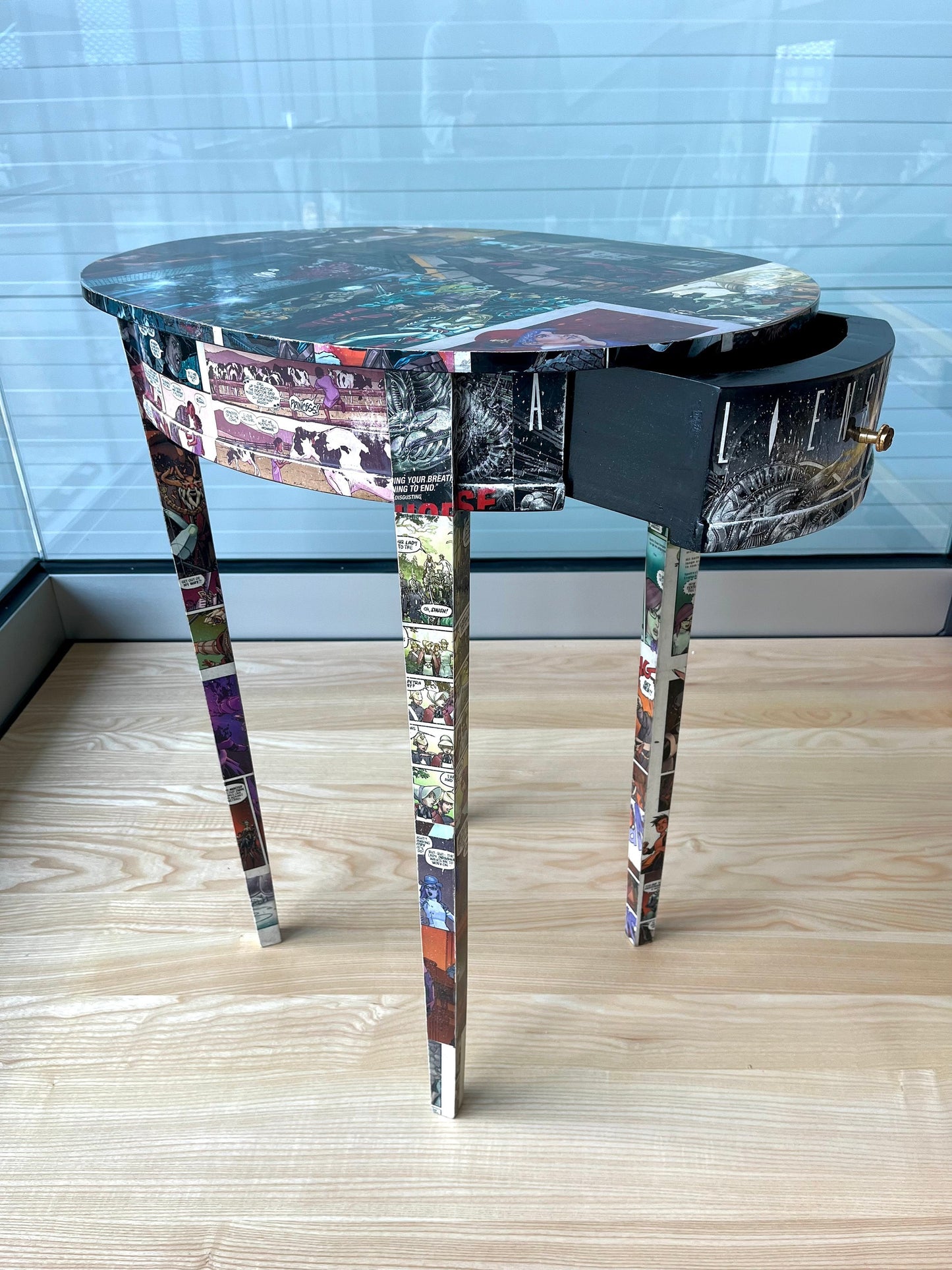Ovaler Beistelltisch Tee-Café-Tisch mit Cartoon Print / Oval Side Table in Cartoon POP-UP