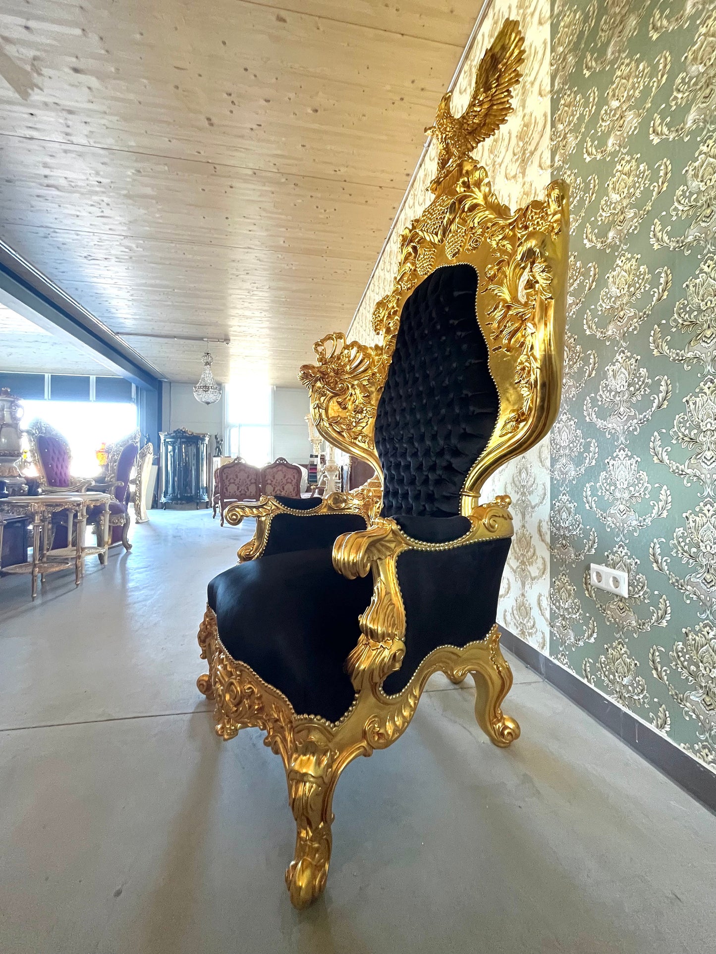 Huge Armchair Baroque Rococo Style King Throne Eagle Shape Black Velvet Gold Finish Noble Piece King Chair for Video Shooting for lounge Bar