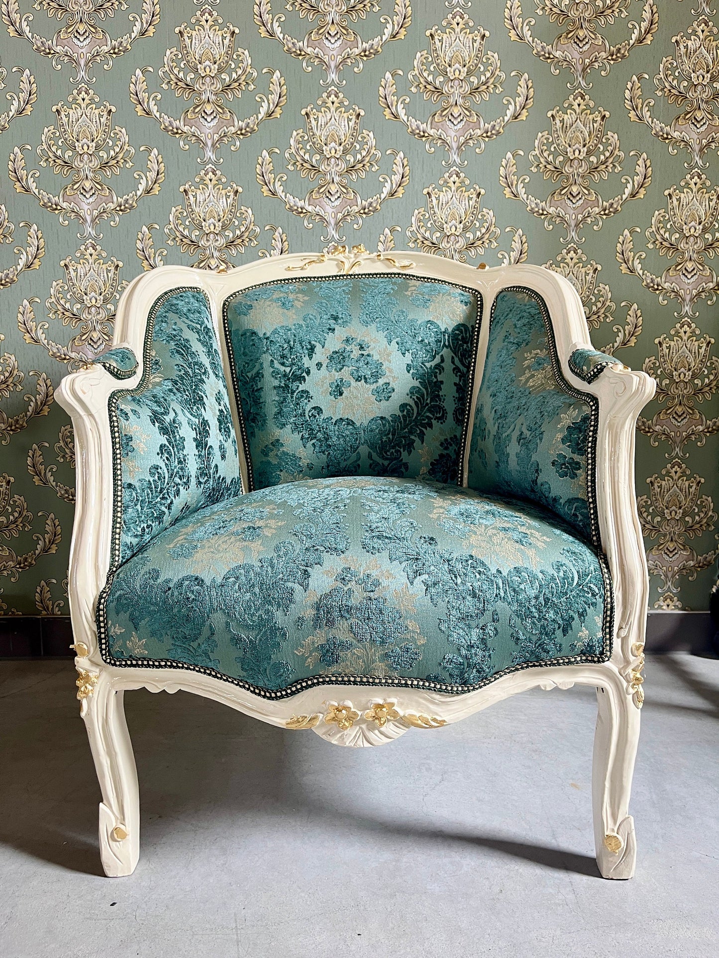 Armchair French Louis Style Shell Shape Chair Nostalgic Baroque Style in Velvet Mint White Frame Lounge Chair for Home Decor