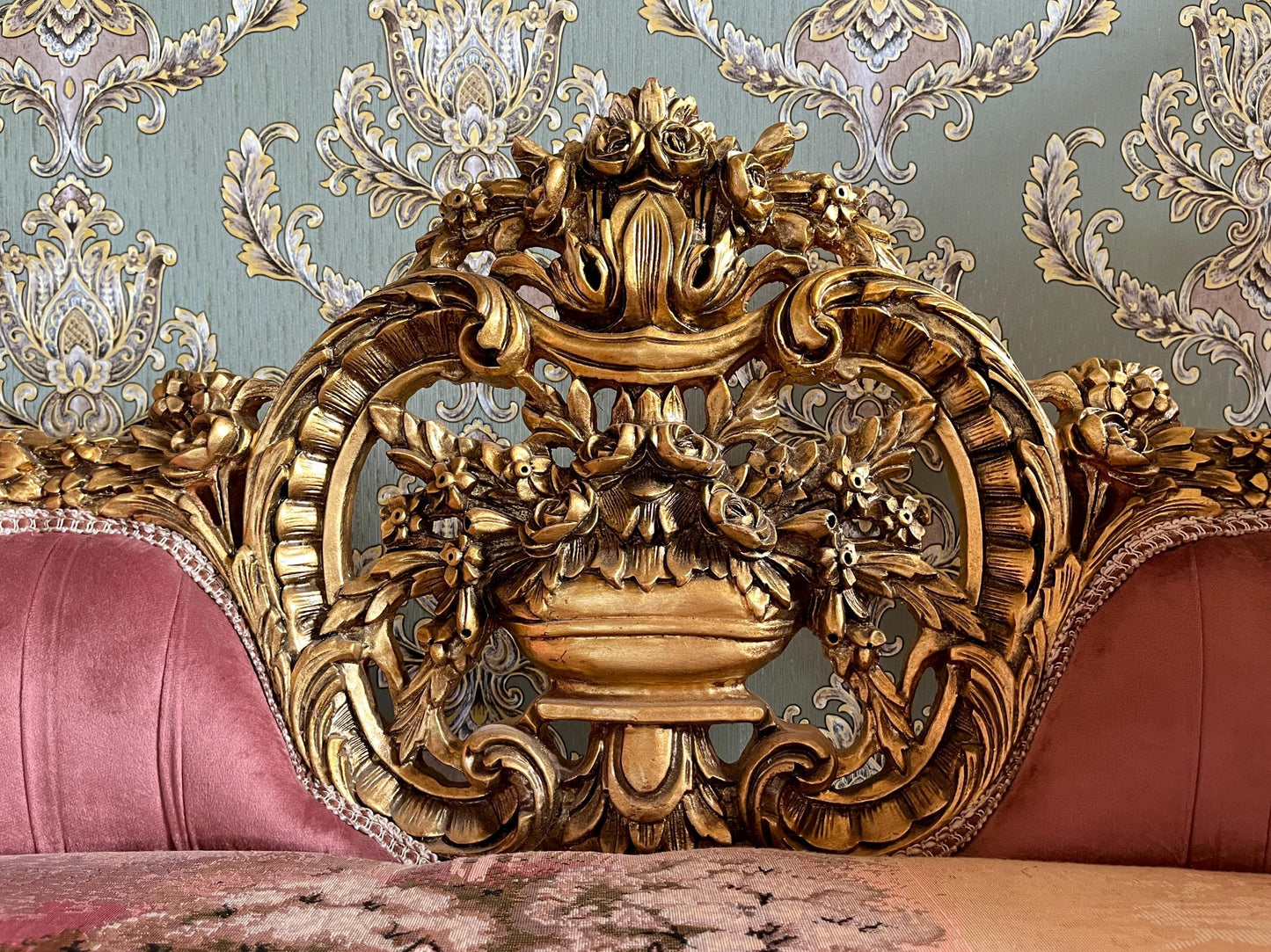 Lounge Couch Royal Baroque Style Bench in Rose Pink Velvet French Antique Style Love Seat Gold Finish for Xmas Decor Homewarming Party Event