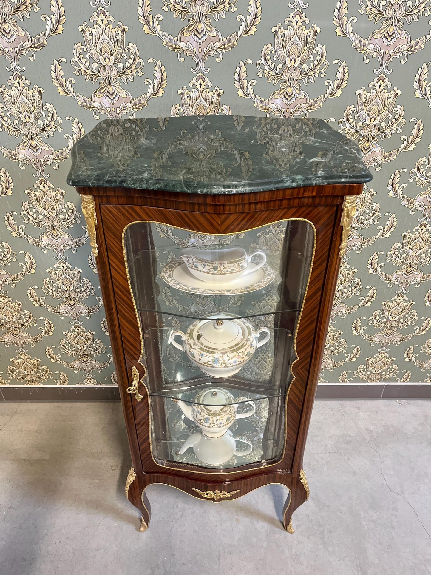 Display Cabinet Nostalgic French Louis Style Glass & Wooden Brown Showcase Retro Baroque Handmade Style for Home Decor