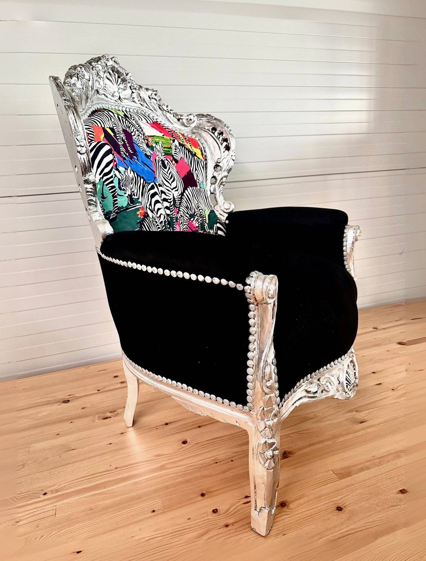 Französischer Barocksessel im Recoco-Stil/ Armchair French Baroque Recoco Style in Silver Finish & Colorful Safari Zebra Print