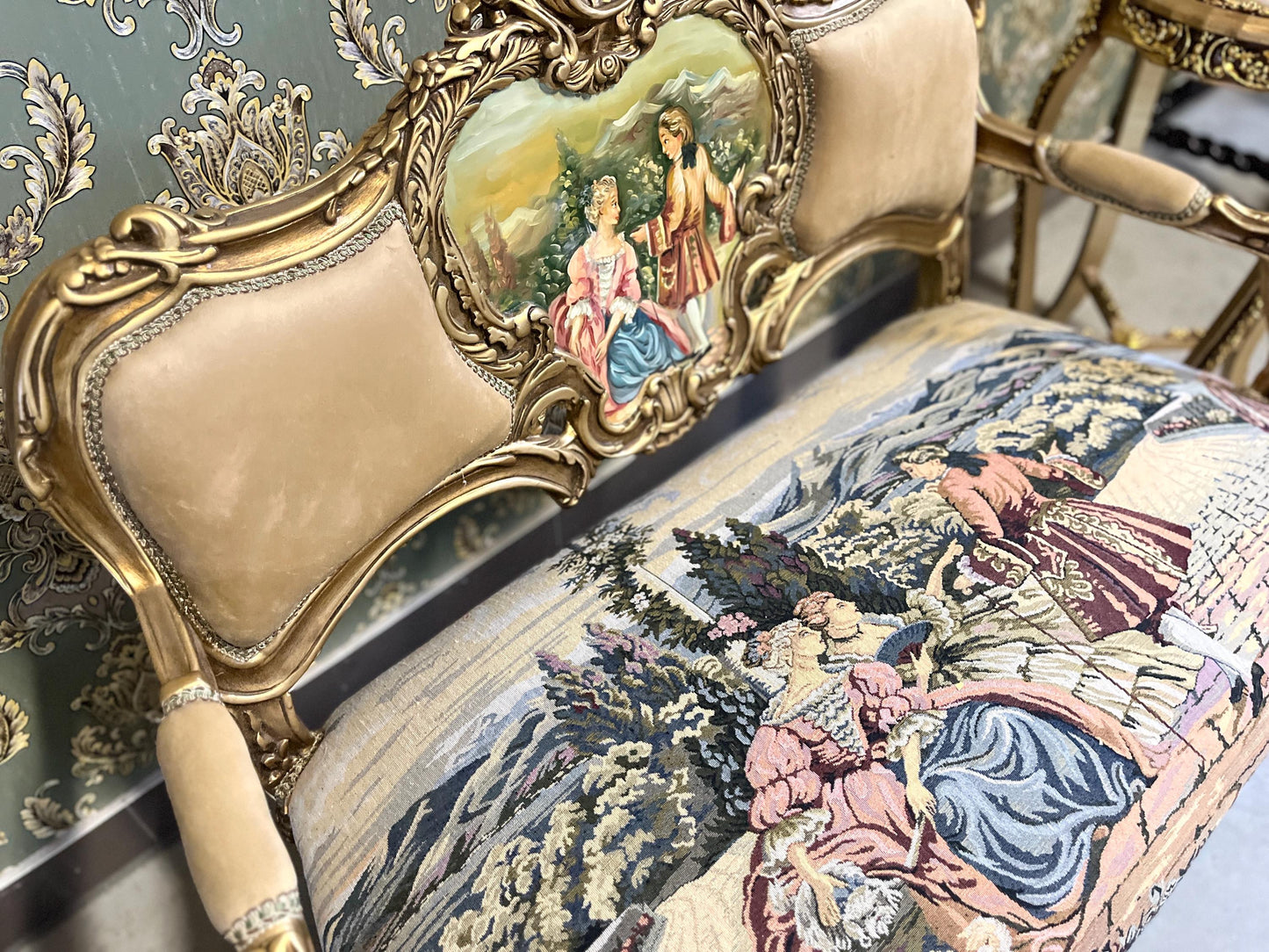 Love Seat Royal Style 2-Seater Sofa in Camel Velvet Palace Scenery Motif Nostalgic Baroque Style Handmade Bench for Lounge Room Home Decor