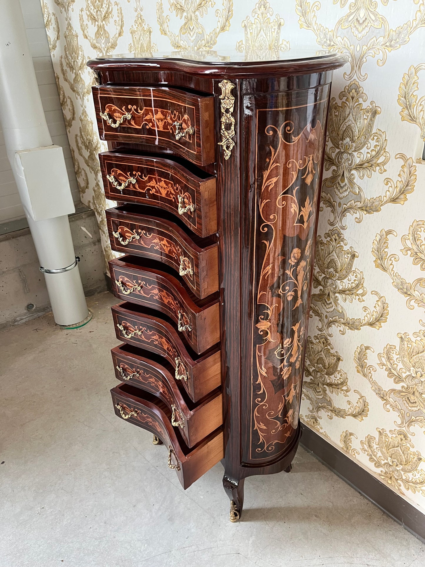 Hohe geschwungene Kommode im Barockstil / Baroque Style Tall Curved Chest of Drawer
