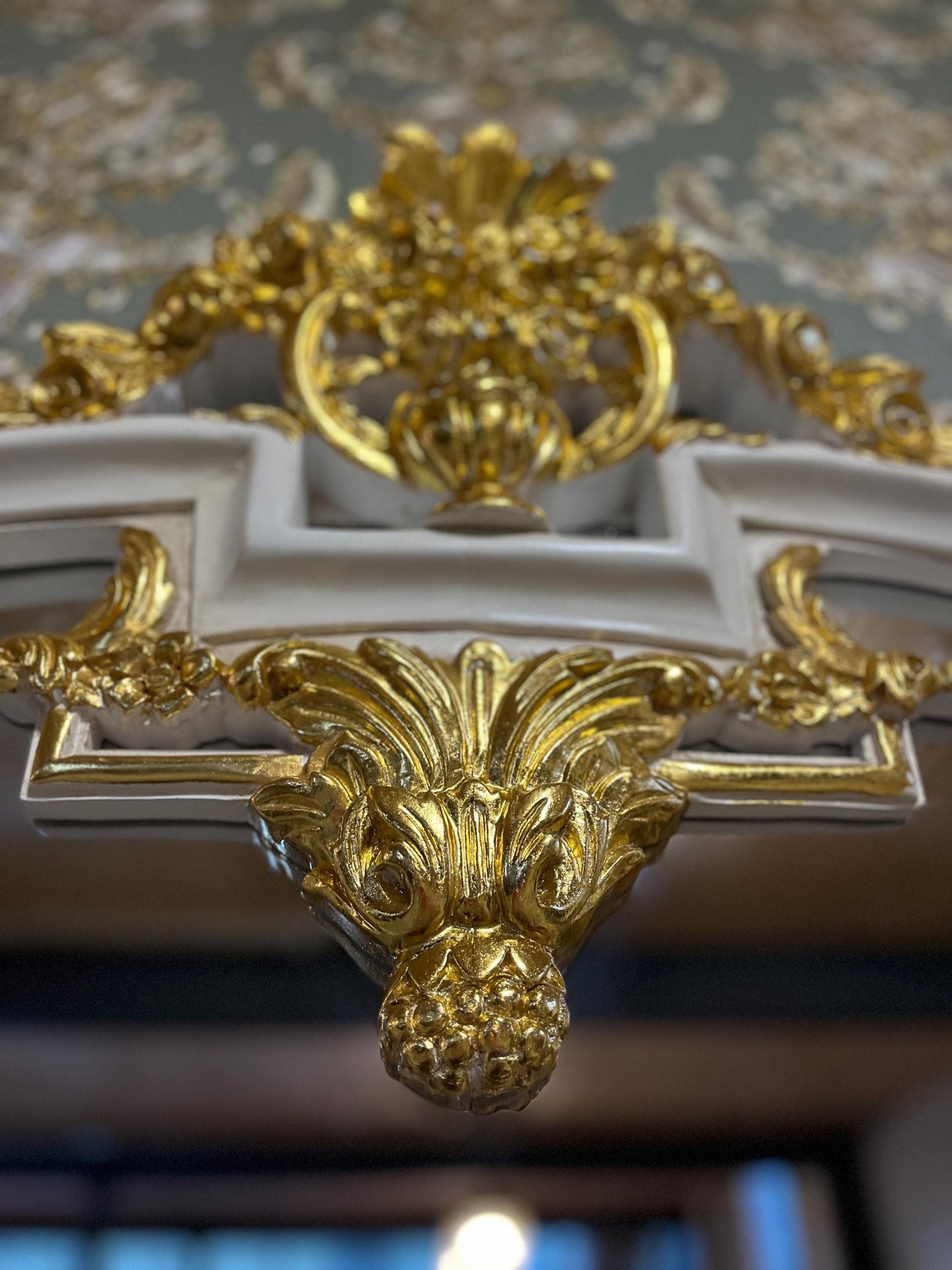 Deluxe Table Console Mirror Set French Antique Style Baroque Rococo Style Red Marble Slab Top in Gold Finish for Home Decor for Hotel Decor