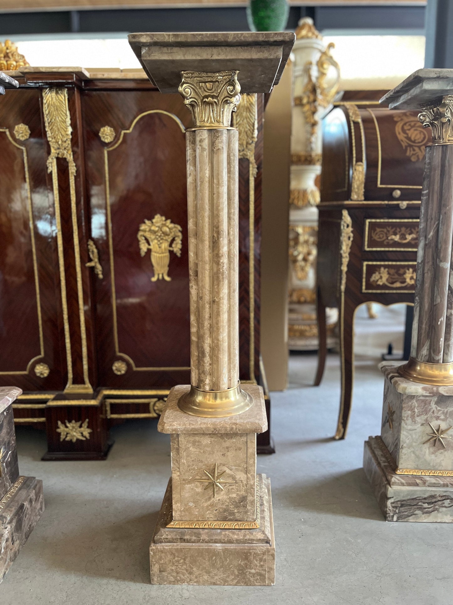 Marble Pillar Deluxe Baroque Style with Brass Decor Marble Column for Theater Decoration for TV Display Setting Film Shooting or Hotel Decor