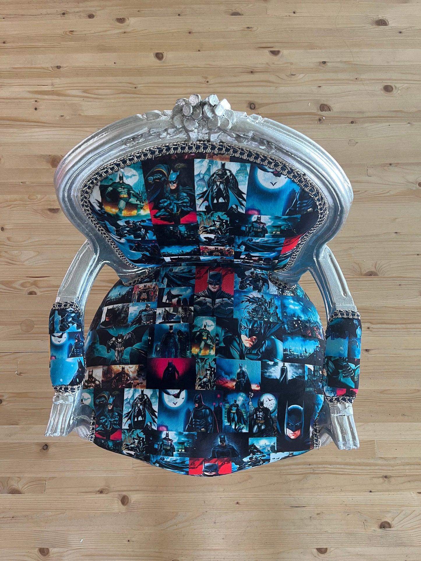 Kinderstuhl im französischen Barockstil mit silberblauem Cartoon-Druck/French Baroque Style Kids Chair with Armrest Silver Blu Batman Print