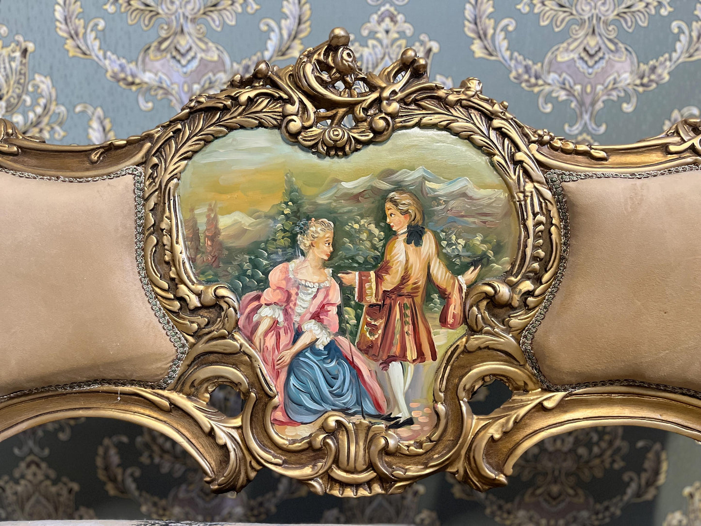 Love Seat Royal Style 2-Seater Sofa in Camel Velvet Palace Scenery Motif Nostalgic Baroque Style Handmade Bench for Lounge Room Home Decor