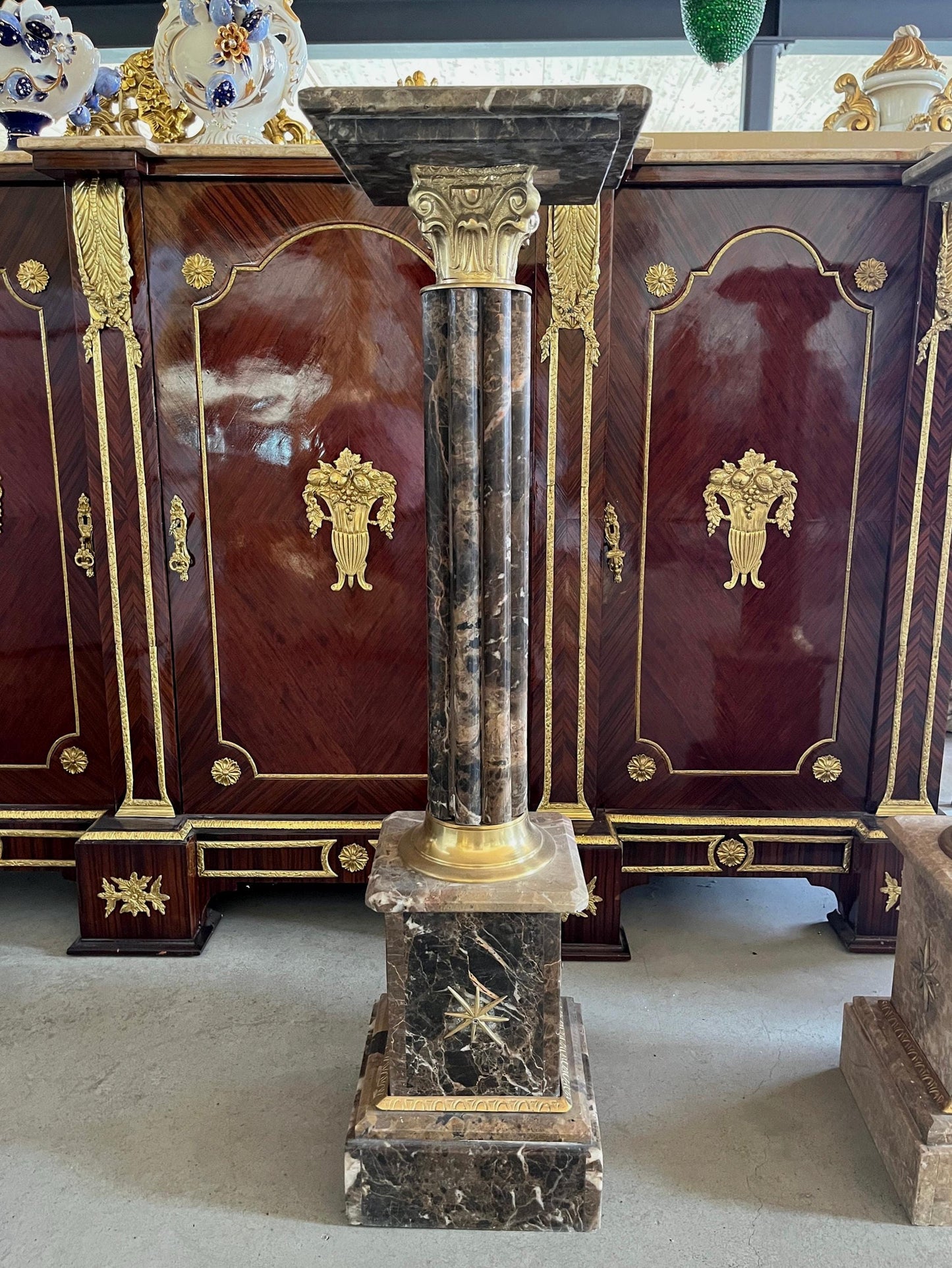 Marble Pillar Deluxe Baroque Style with Brass Decor Marble Column for Theater Decoration for TV Display Setting Film Shooting or Hotel Decor