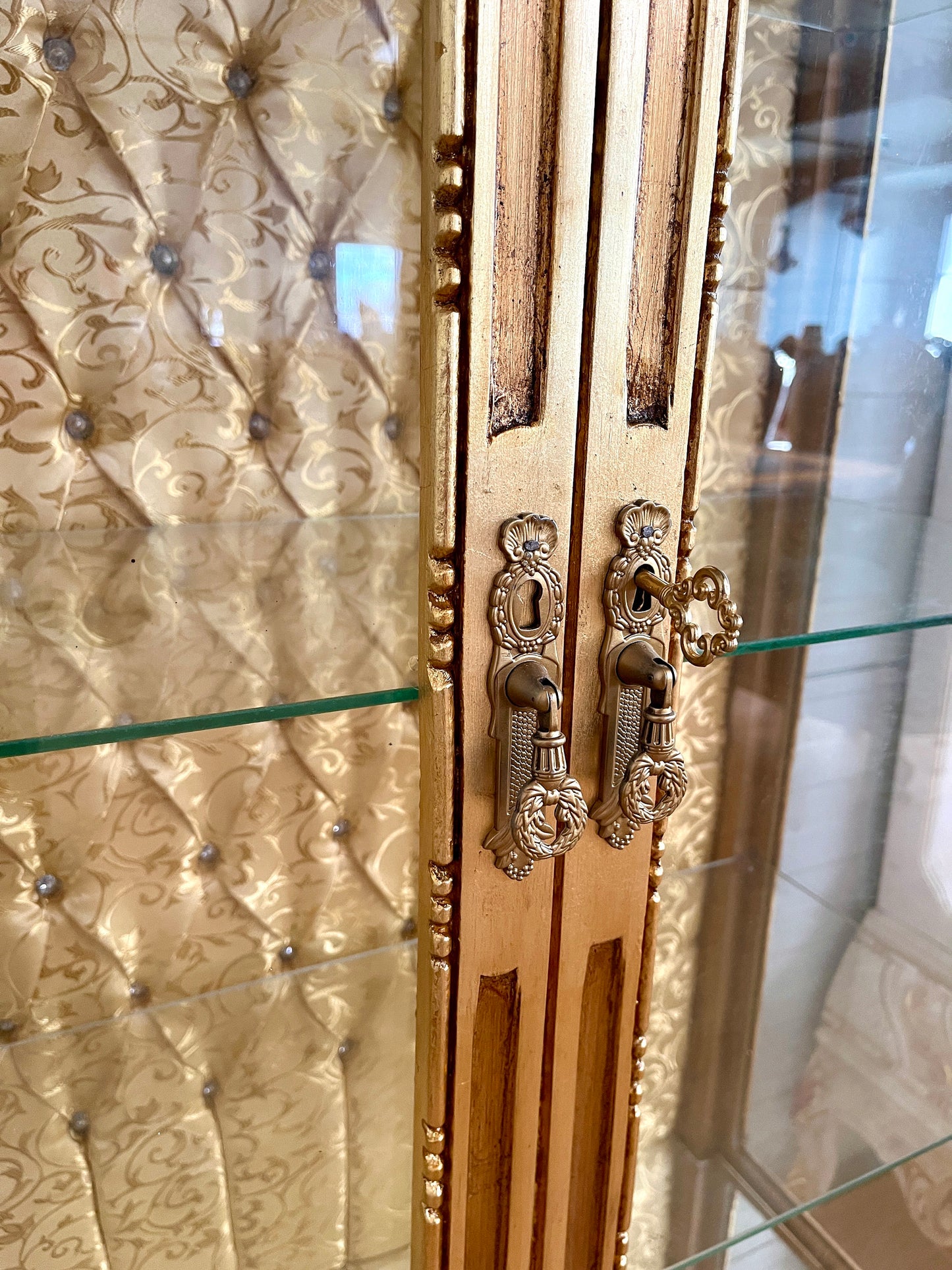 Display Cabinet Glass & Wood French Louis Style Showcase Antique Style Reproduction in Gold Finish Retro Baroque Style Display Cabinet