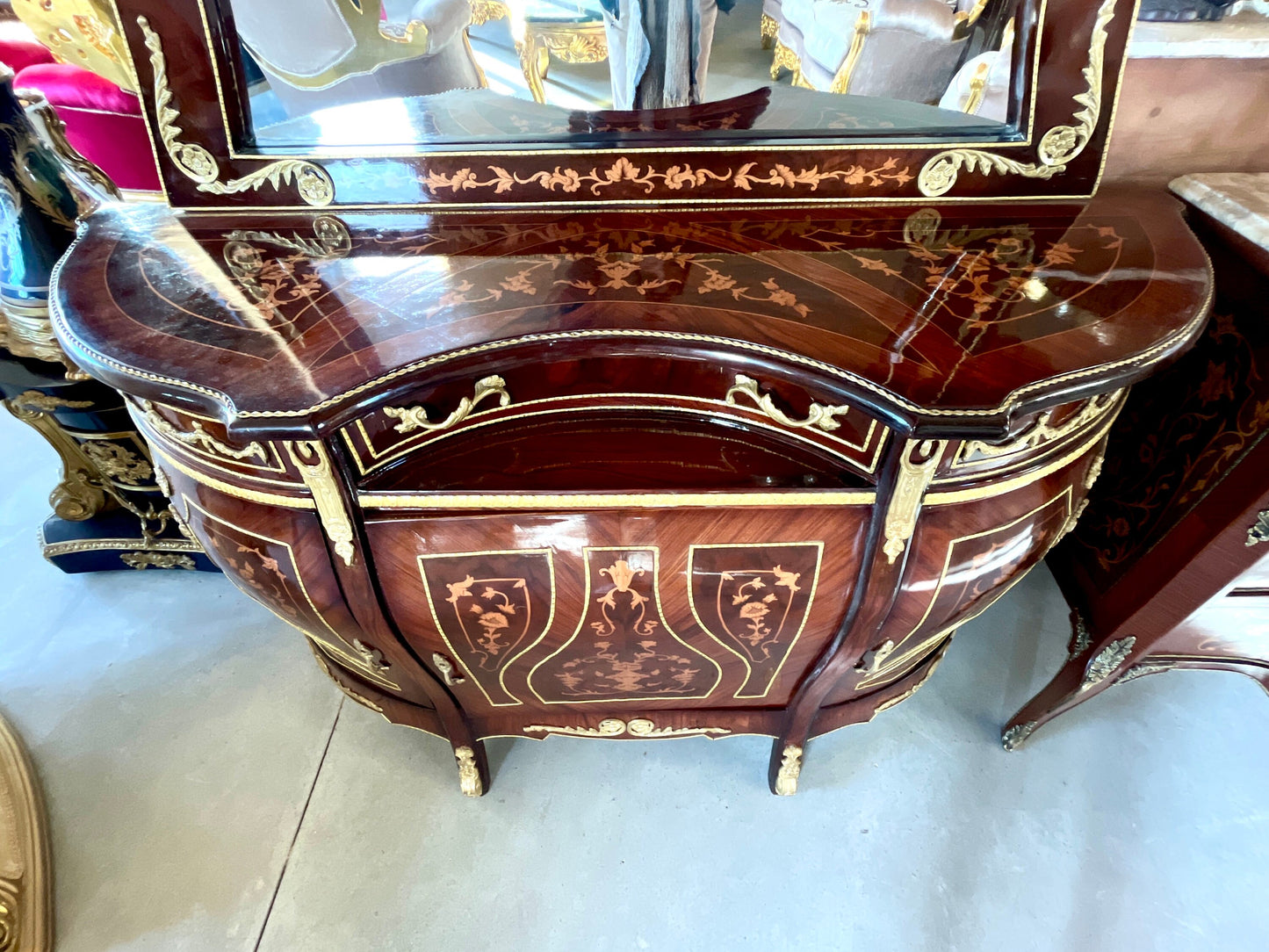 Mirror Cabinet Console in Nostalgic Antique Style Wooden Cabinet Console in Retro Baroque Style Cured Shape