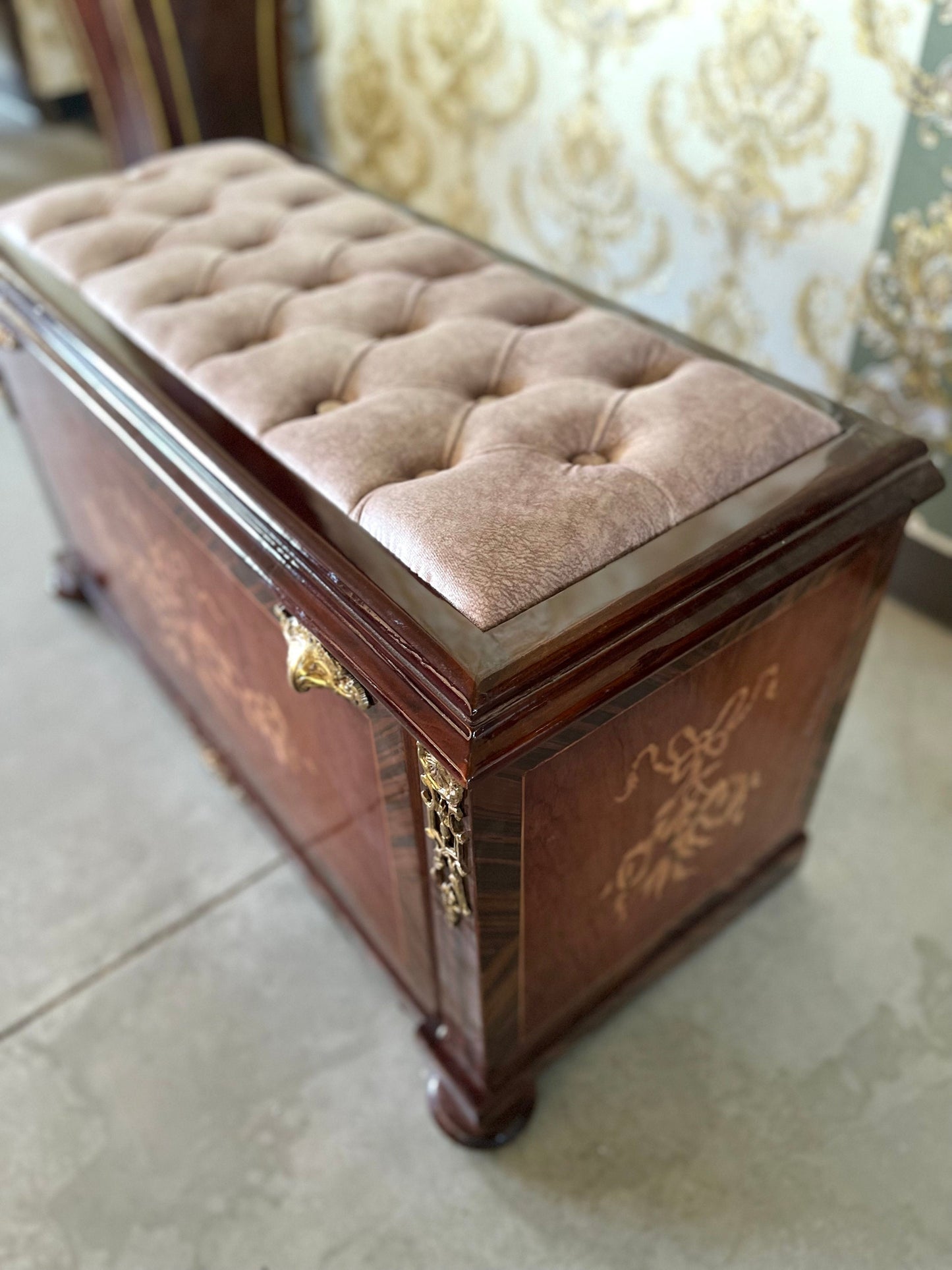 Barocker Schuhschrank im Antik-Stil - handgefertigt/ Shoe Cabinet French Baroque Seated Cabinet Red Velvet Seated Shoe Side Board Home Decor
