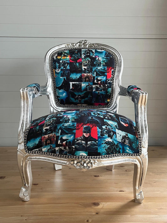Kinderstuhl im französischen Barockstil mit silberblauem Cartoon-Druck/French Baroque Style Kids Chair with Armrest Silver Blu Batman Print
