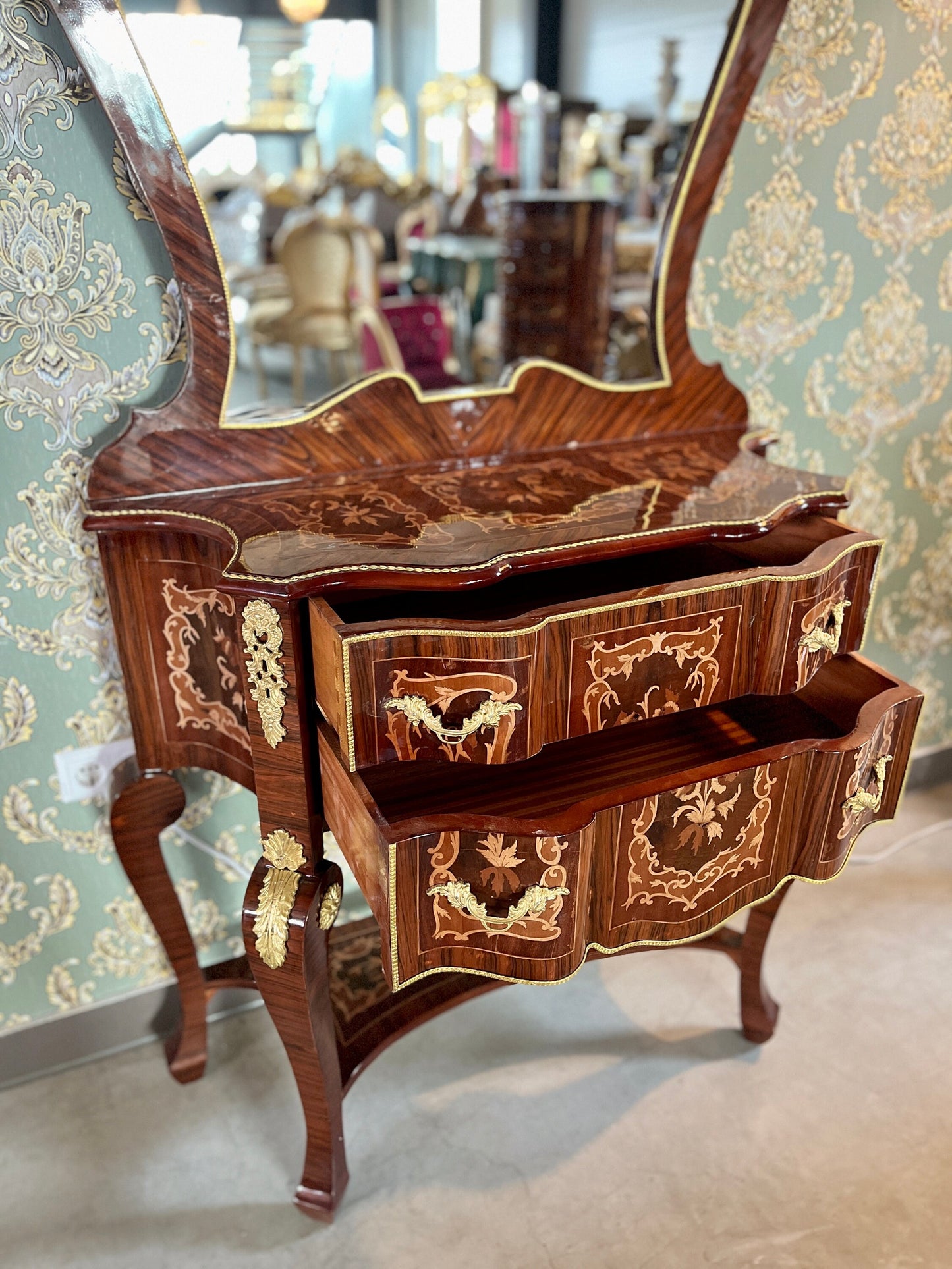 Mirror Table Console in Nostalgic Antique Style Wooden Table Mirror Console in Retro Baroque Style in Brown