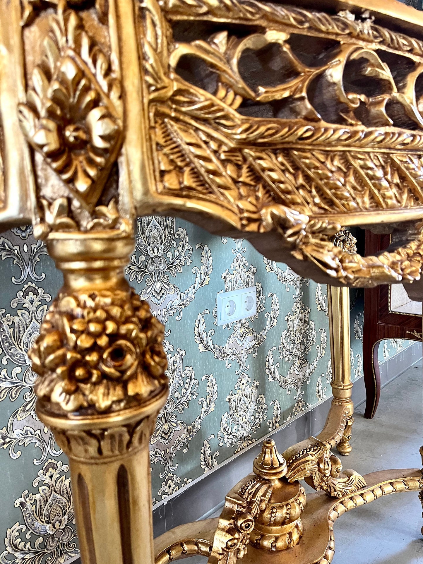 Console Table & Round Mirror Royal Baroque Antique Style Console Table Marble Top in Gold Finish for Villa House Hotel Lobby Decor