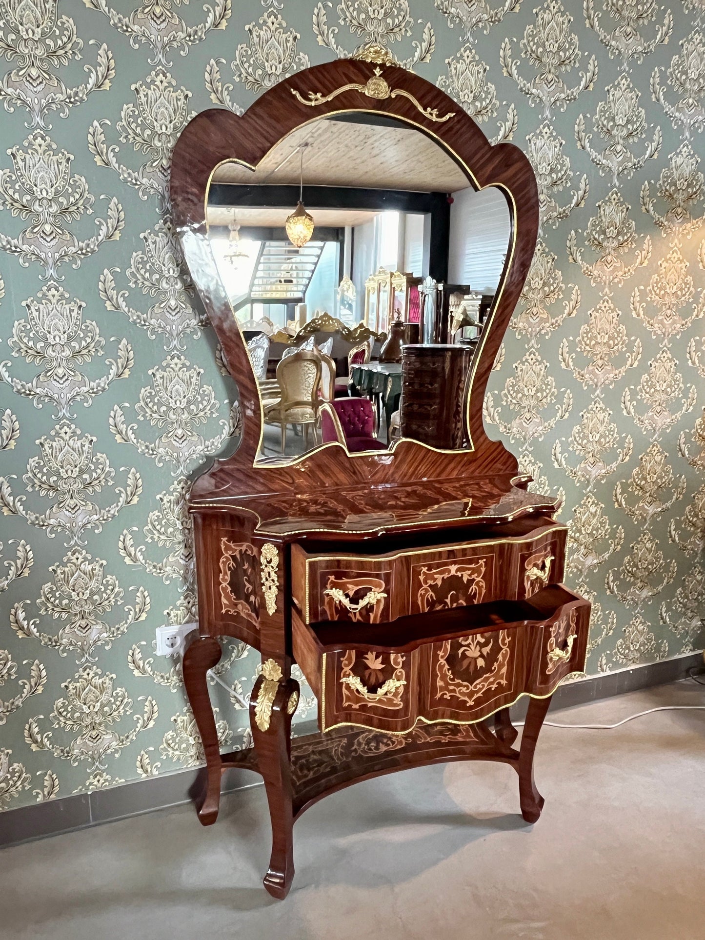 Mirror Table Console in Nostalgic Antique Style Wooden Table Mirror Console in Retro Baroque Style in Brown