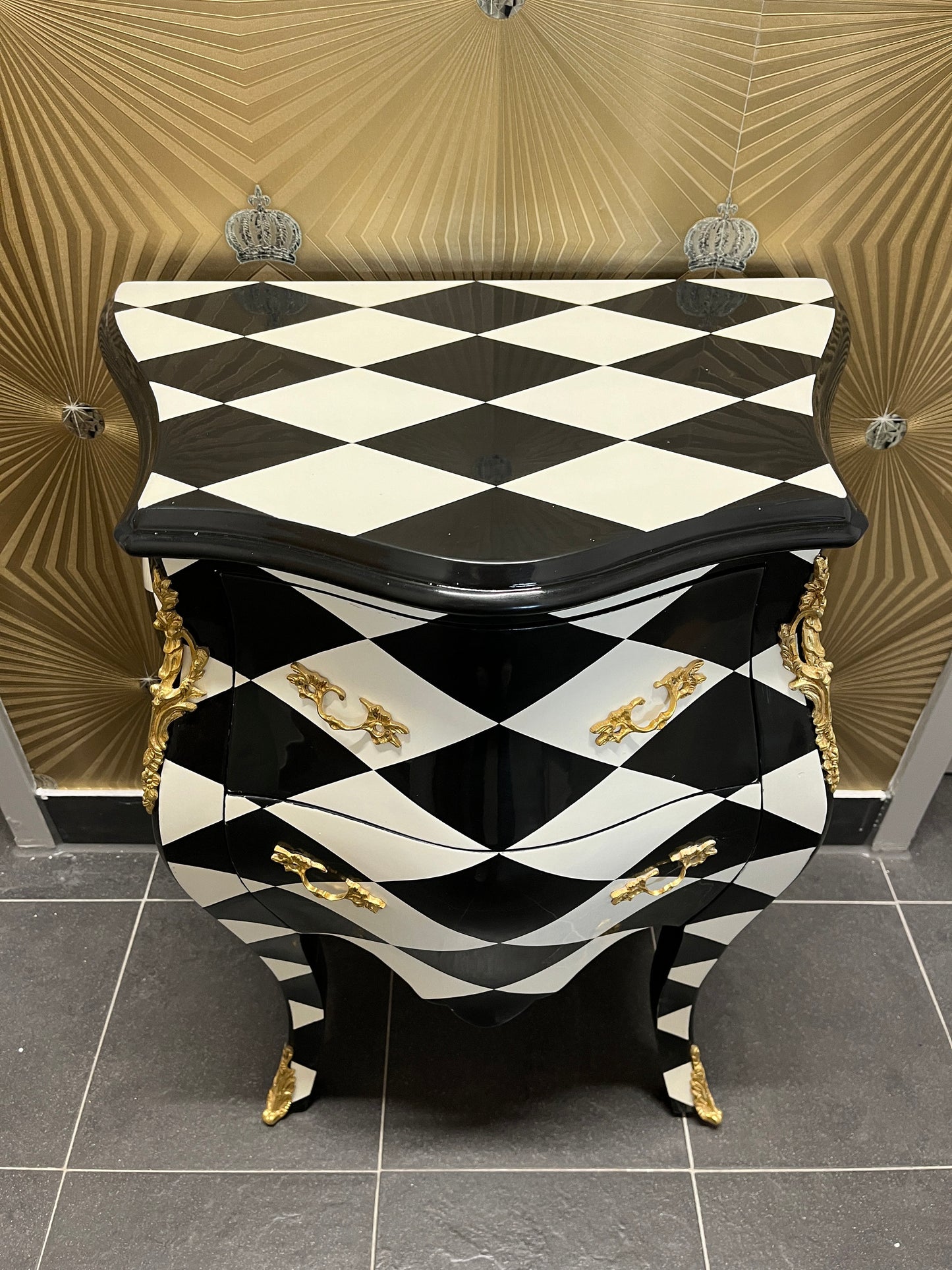 Night Stand Deluxe French Louis Baroque Style Chest of drawer in Black Diamond Print Bronze Handle Home Decor Bedside Table for Bedroom Deco