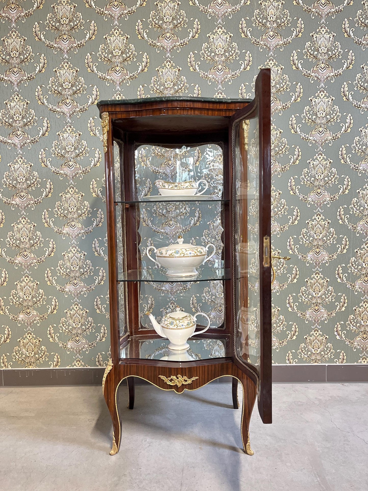 Display Cabinet Nostalgic French Louis Style Glass & Wooden Brown Showcase Retro Baroque Handmade Style for Home Decor