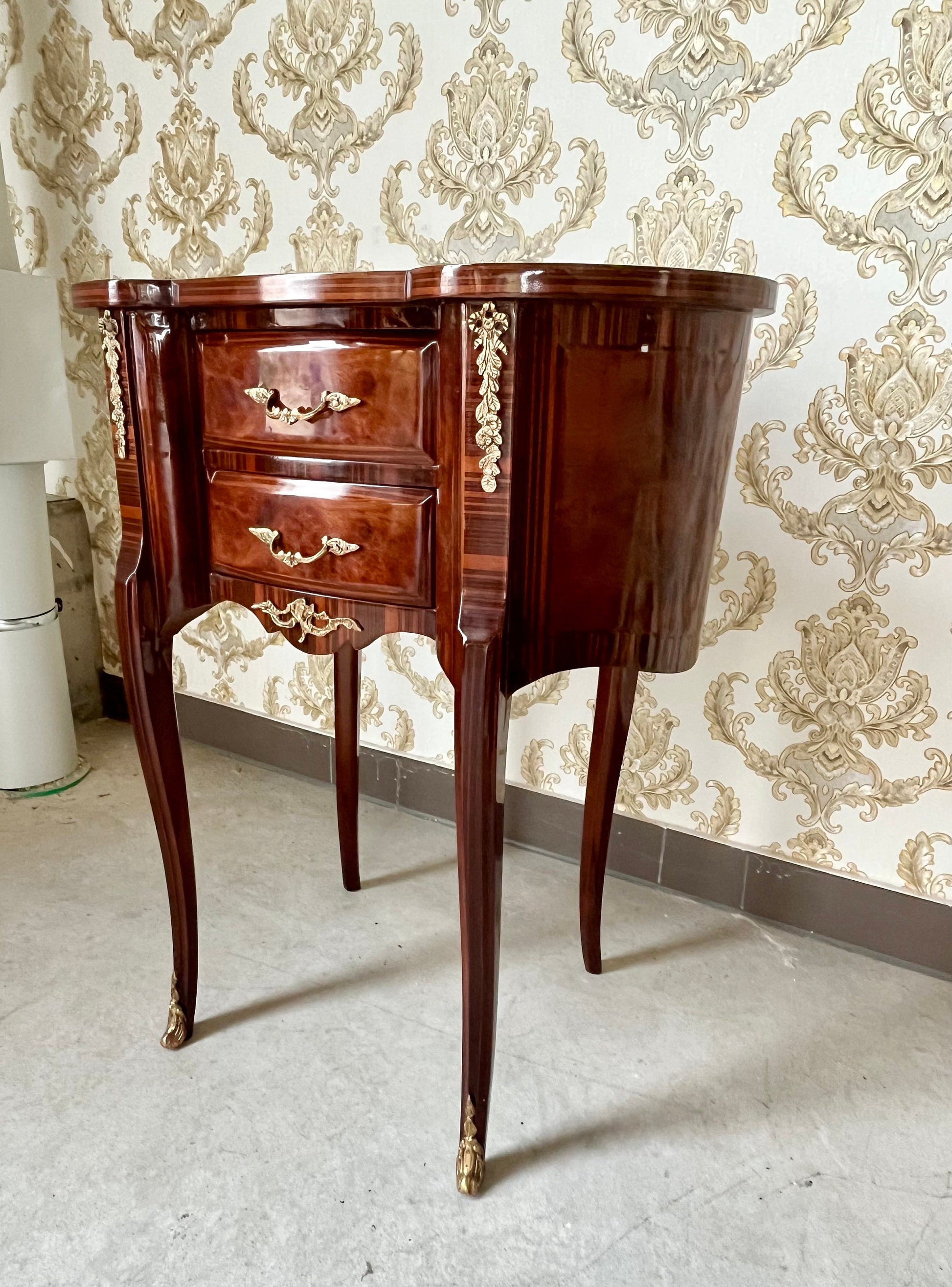 Louis XVI Möbel Kommode Nachttisch im Antik Stil- Erbsenform