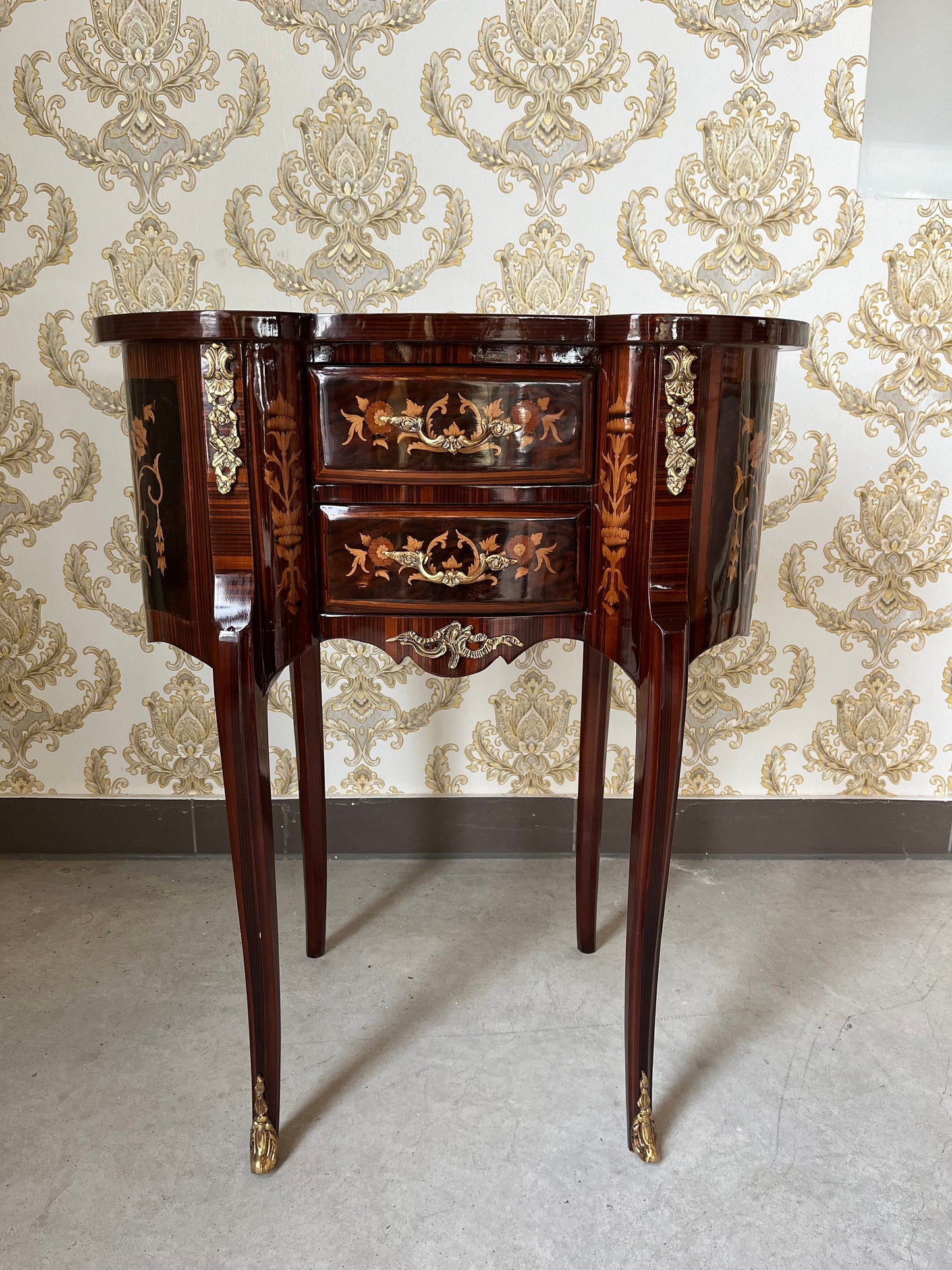 Louis XVI Möbel Kommode Nachttisch im Antik Stil- Erbsenform