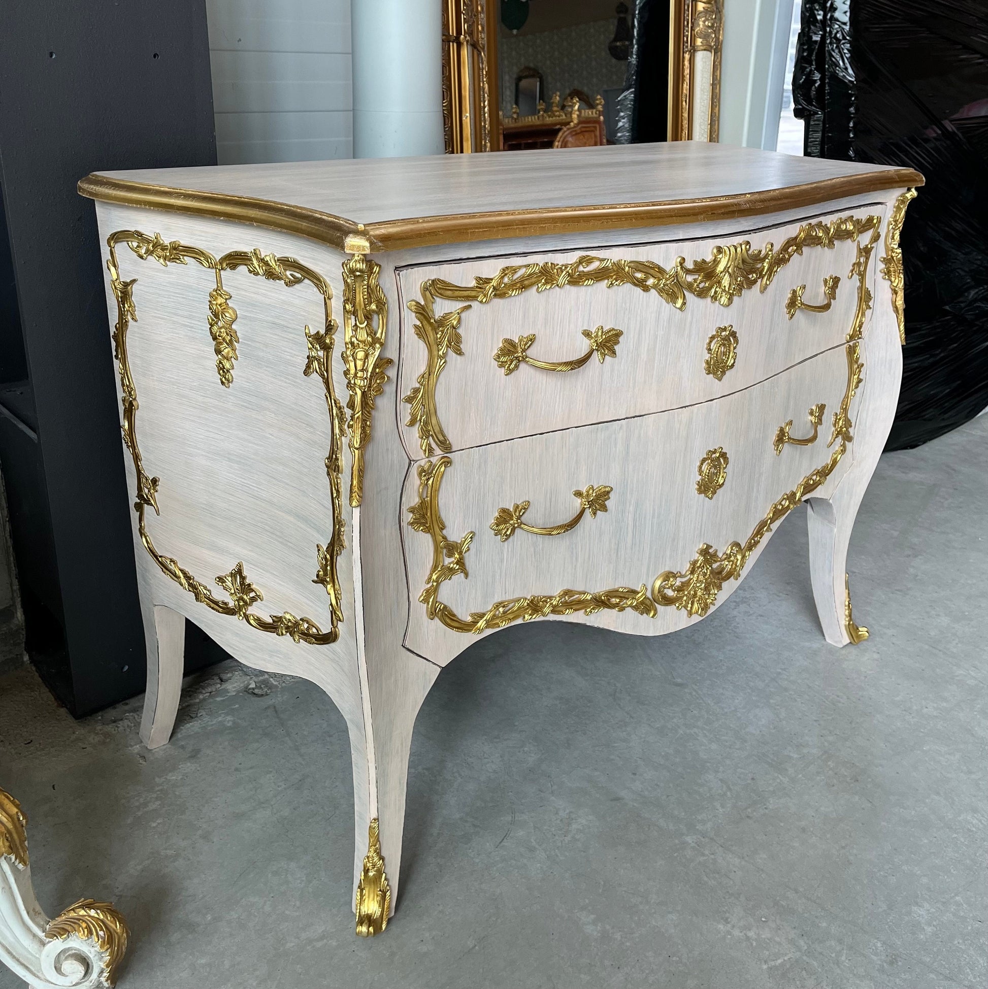 Chest of Drawer Deluxe French Louis XV Style Dresser Pink Color Chest of Drawer Antique Baroque Style with Brass Ornaments for Wedding Gift