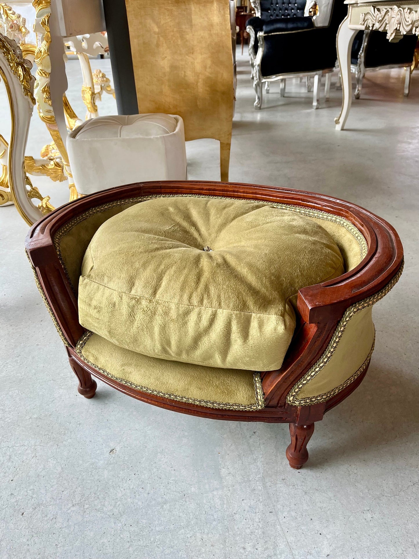 Dog Sofa Chair Retro Baroque Rococo Style Cute Dog Settee Green Velvet Blue Velvet for Home Decor Dog Chair