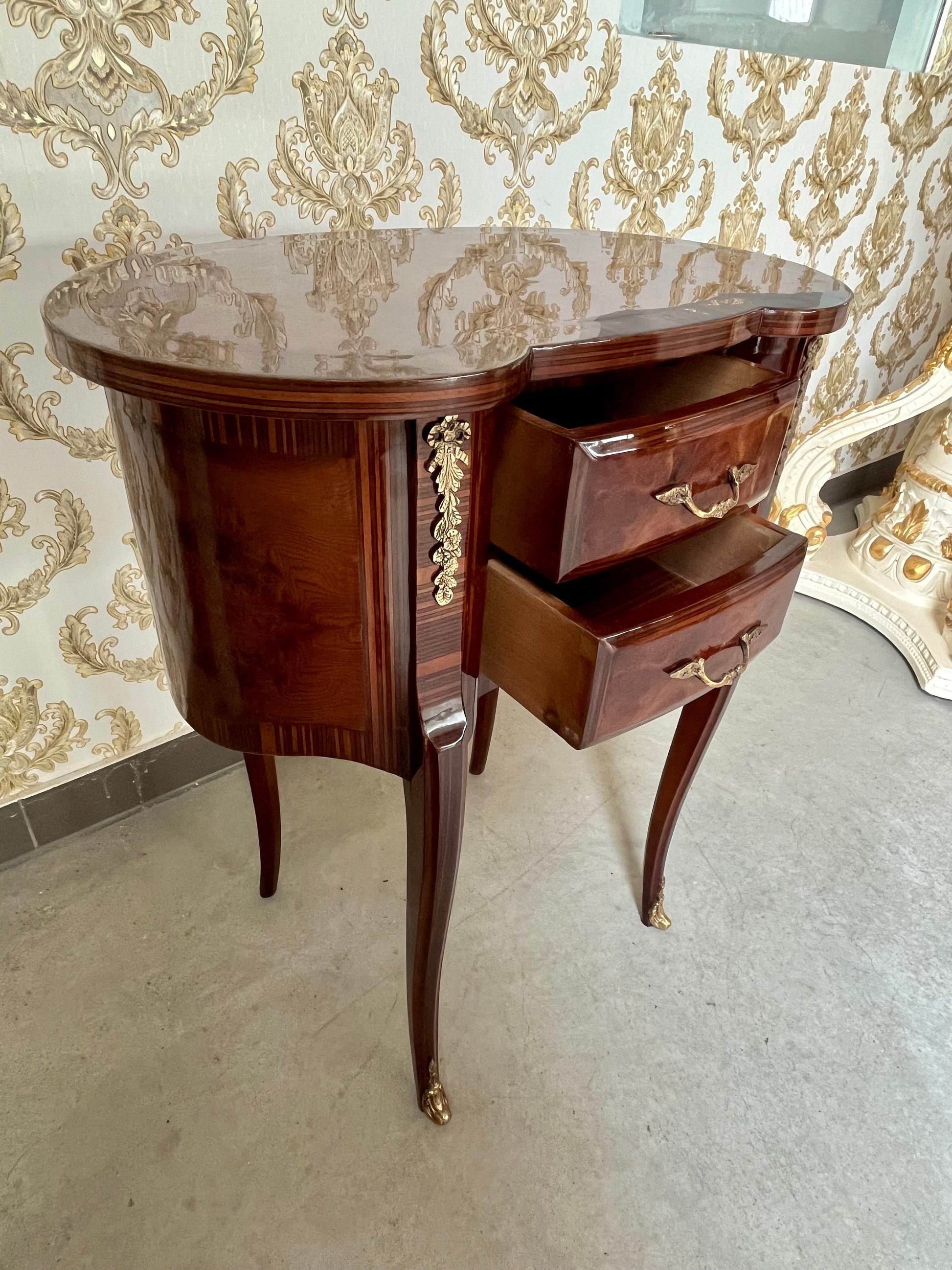 Louis XVI Möbel Kommode Nachttisch im Antik Stil- Erbsenform