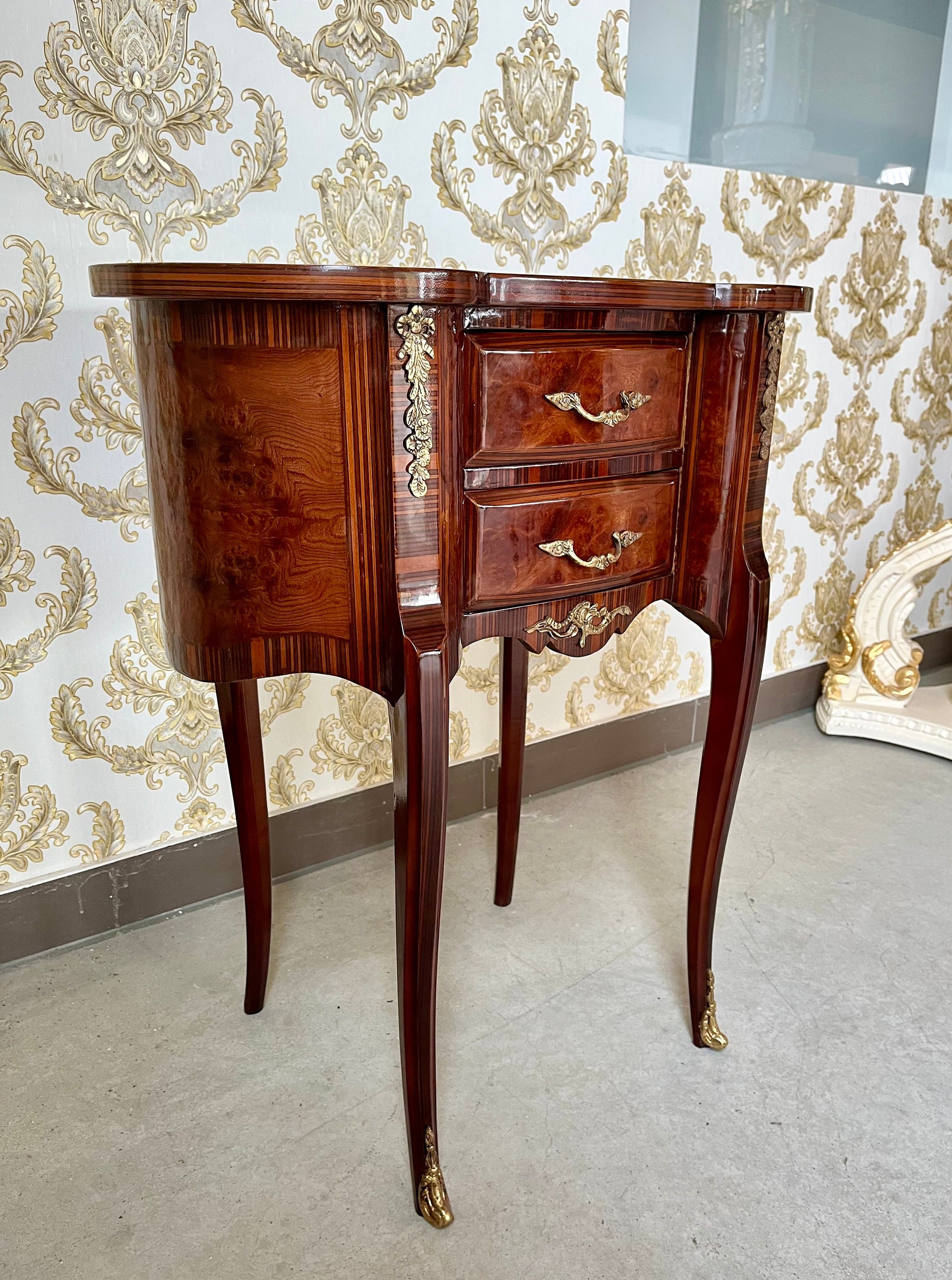 Louis XVI Möbel Kommode Nachttisch im Antik Stil- Erbsenform